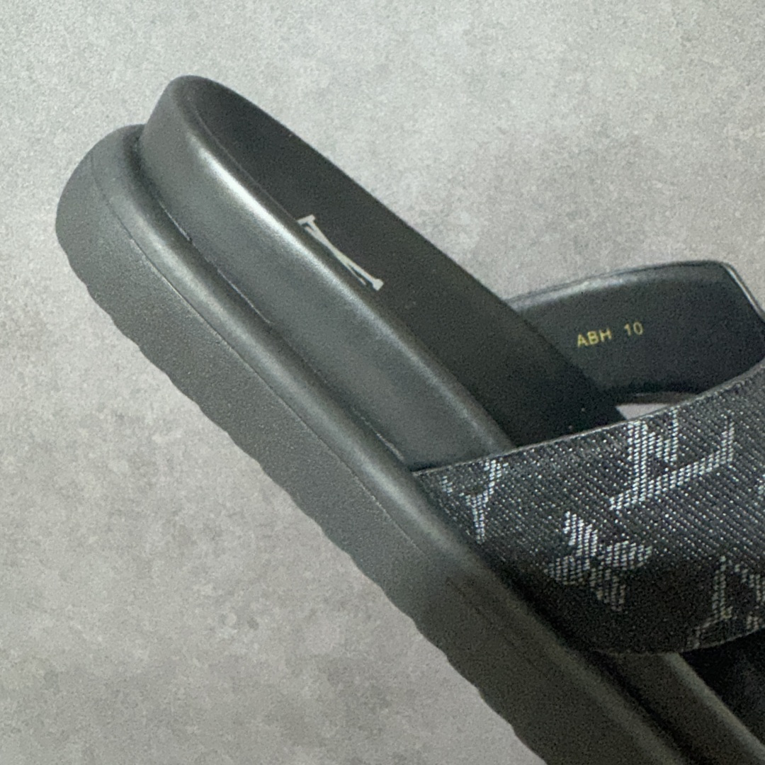 图片[7]-【X1版本】26新款配色 Louis Vuitton Portofion系列牛皮革满印拖鞋 原版一比一开发 驴家 L家 Portofion 经典系列 2026最新经典款拖鞋款式 经典压花系列传承Trainer设计 今年绝比小爆款系列 高端零售可主推款。 原版一比一开发 专柜正品以发售 平台开始预售已上架，Zp10000+ 品质超赞👍 全鞋全真牛皮 私模独立开发原大底 市场独家 压花工艺 原版几乎接近一致 全套专柜一致包装。 尺码：40 41 42 43 44 45 46-选品中心