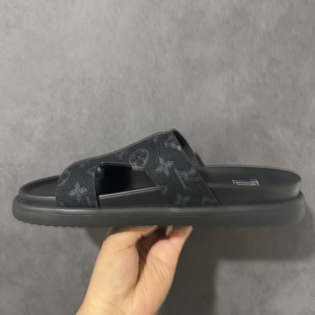 图片[2]-【X1版本】26新款配色 Louis Vuitton Portofion系列牛皮革满印拖鞋 原版一比一开发 驴家 L家 Portofion 经典系列 2026最新经典款拖鞋款式 经典压花系列传承Trainer设计 今年绝比小爆款系列 高端零售可主推款。 原版一比一开发 专柜正品以发售 平台开始预售已上架，Zp10000+ 品质超赞👍 全鞋全真牛皮 私模独立开发原大底 市场独家 压花工艺 原版几乎接近一致 全套专柜一致包装。 尺码：40 41 42 43 44 45 46-选品中心