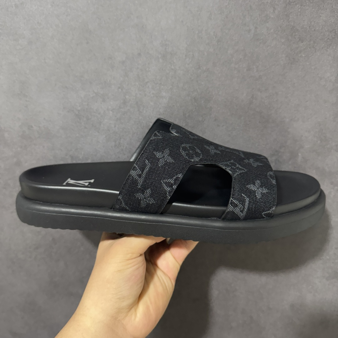 【X1版本】26新款配色 Louis Vuitton Portofion系列牛皮革满印拖鞋 原版一比一开发 驴家 L家 Portofion 经典系列 2026最新经典款拖鞋款式 经典压花系列传承Trainer设计 今年绝比小爆款系列 高端零售可主推款。 原版一比一开发 专柜正品以发售 平台开始预售已上架，Zp10000+ 品质超赞👍 全鞋全真牛皮 私模独立开发原大底 市场独家 压花工艺 原版几乎接近一致 全套专柜一致包装。 尺码：40 41 42 43 44 45 46-选品中心