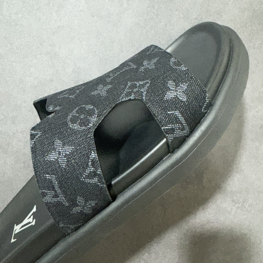 图片[8]-【X1版本】26新款配色 Louis Vuitton Portofion系列牛皮革满印拖鞋 原版一比一开发 驴家 L家 Portofion 经典系列 2026最新经典款拖鞋款式 经典压花系列传承Trainer设计 今年绝比小爆款系列 高端零售可主推款。 原版一比一开发 专柜正品以发售 平台开始预售已上架，Zp10000+ 品质超赞👍 全鞋全真牛皮 私模独立开发原大底 市场独家 压花工艺 原版几乎接近一致 全套专柜一致包装。 尺码：40 41 42 43 44 45 46-选品中心