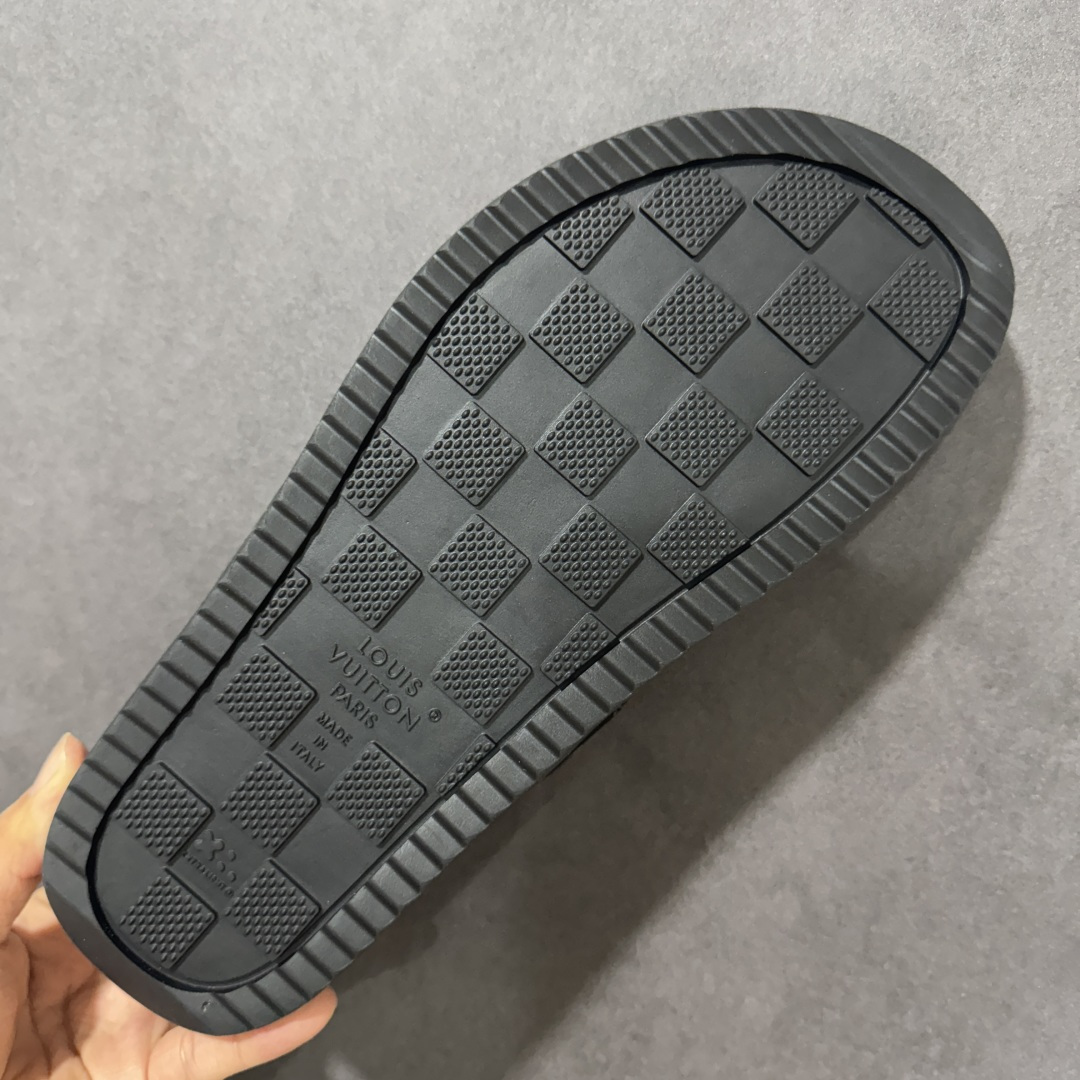 图片[9]-【X1版本】26新款配色 Louis Vuitton Portofion系列牛皮革满印拖鞋 原版一比一开发 驴家 L家 Portofion 经典系列 2026最新经典款拖鞋款式 经典压花系列传承Trainer设计 今年绝比小爆款系列 高端零售可主推款。 原版一比一开发 专柜正品以发售 平台开始预售已上架，Zp10000+ 品质超赞👍 全鞋全真牛皮 私模独立开发原大底 市场独家 压花工艺 原版几乎接近一致 全套专柜一致包装。 尺码：40 41 42 43 44 45 46-选品中心