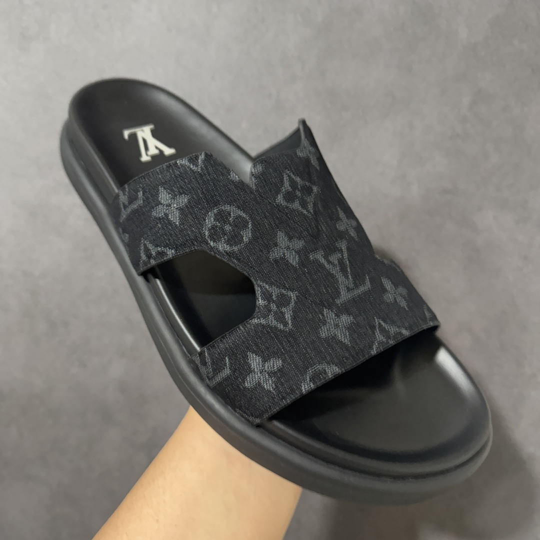 图片[3]-【X1版本】26新款配色 Louis Vuitton Portofion系列牛皮革满印拖鞋 原版一比一开发 驴家 L家 Portofion 经典系列 2026最新经典款拖鞋款式 经典压花系列传承Trainer设计 今年绝比小爆款系列 高端零售可主推款。 原版一比一开发 专柜正品以发售 平台开始预售已上架，Zp10000+ 品质超赞👍 全鞋全真牛皮 私模独立开发原大底 市场独家 压花工艺 原版几乎接近一致 全套专柜一致包装。 尺码：40 41 42 43 44 45 46-选品中心