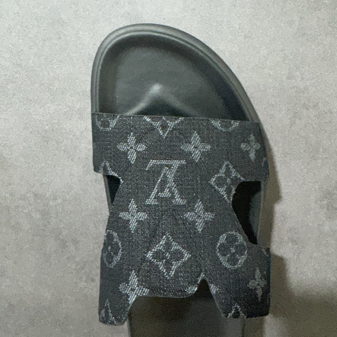 图片[5]-【X1版本】26新款配色 Louis Vuitton Portofion系列牛皮革满印拖鞋 原版一比一开发 驴家 L家 Portofion 经典系列 2026最新经典款拖鞋款式 经典压花系列传承Trainer设计 今年绝比小爆款系列 高端零售可主推款。 原版一比一开发 专柜正品以发售 平台开始预售已上架，Zp10000+ 品质超赞👍 全鞋全真牛皮 私模独立开发原大底 市场独家 压花工艺 原版几乎接近一致 全套专柜一致包装。 尺码：40 41 42 43 44 45 46-选品中心