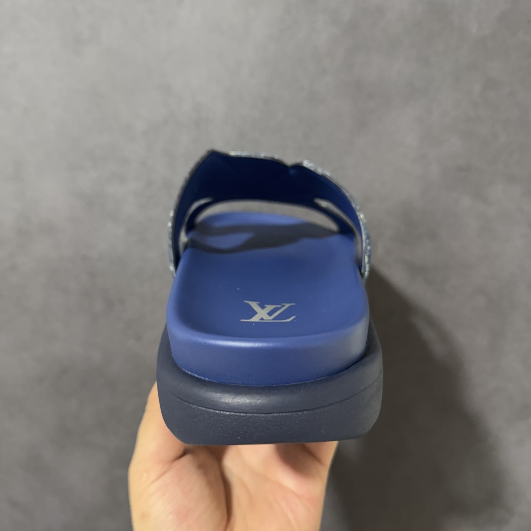 图片[4]-【X1版本】26新款配色 Louis Vuitton Portofion系列牛皮革满印拖鞋 原版一比一开发 驴家 L家 Portofion 经典系列 2026最新经典款拖鞋款式 经典压花系列传承Trainer设计 今年绝比小爆款系列 高端零售可主推款。 原版一比一开发 专柜正品以发售 平台开始预售已上架，Zp10000+ 品质超赞👍 全鞋全真牛皮 私模独立开发原大底 市场独家 压花工艺 原版几乎接近一致 全套专柜一致包装。 尺码：40 41 42 43 44 45 46-选品中心