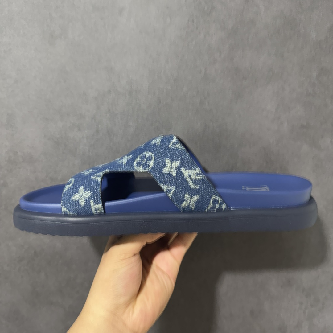 图片[2]-【X1版本】26新款配色 Louis Vuitton Portofion系列牛皮革满印拖鞋 原版一比一开发 驴家 L家 Portofion 经典系列 2026最新经典款拖鞋款式 经典压花系列传承Trainer设计 今年绝比小爆款系列 高端零售可主推款。 原版一比一开发 专柜正品以发售 平台开始预售已上架，Zp10000+ 品质超赞👍 全鞋全真牛皮 私模独立开发原大底 市场独家 压花工艺 原版几乎接近一致 全套专柜一致包装。 尺码：40 41 42 43 44 45 46-选品中心