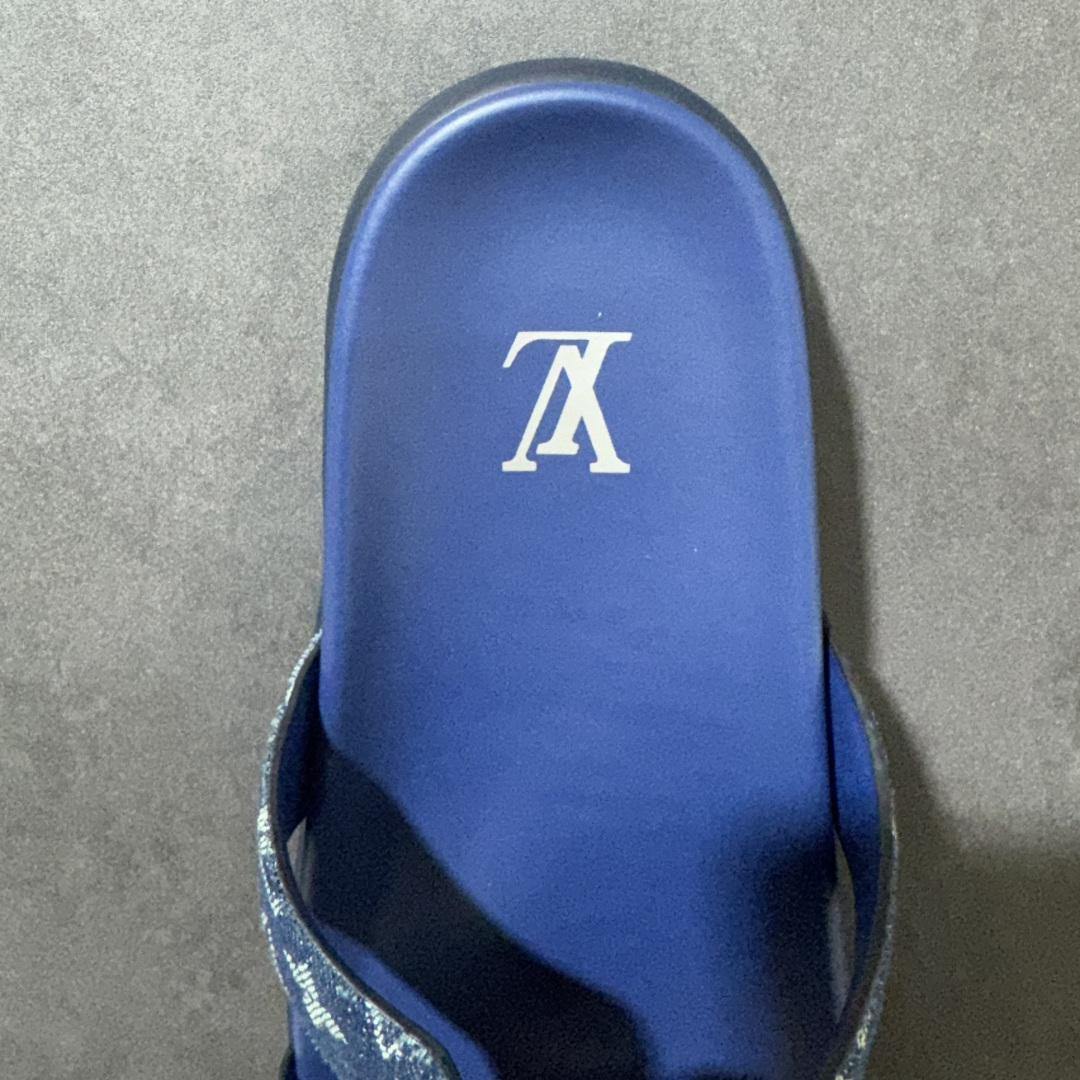 图片[6]-【X1版本】26新款配色 Louis Vuitton Portofion系列牛皮革满印拖鞋 原版一比一开发 驴家 L家 Portofion 经典系列 2026最新经典款拖鞋款式 经典压花系列传承Trainer设计 今年绝比小爆款系列 高端零售可主推款。 原版一比一开发 专柜正品以发售 平台开始预售已上架，Zp10000+ 品质超赞👍 全鞋全真牛皮 私模独立开发原大底 市场独家 压花工艺 原版几乎接近一致 全套专柜一致包装。 尺码：40 41 42 43 44 45 46-选品中心