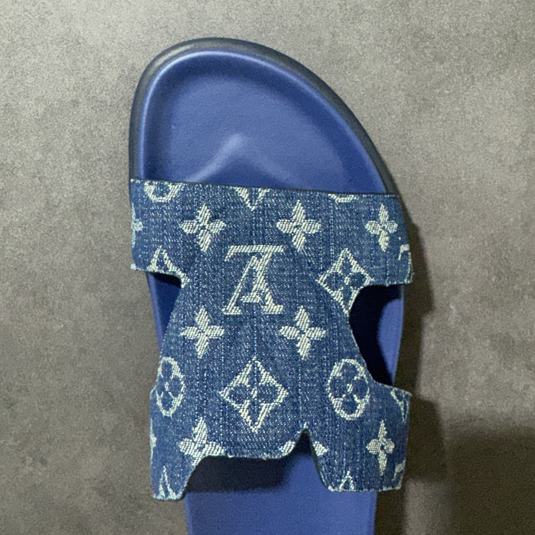 图片[5]-【X1版本】26新款配色 Louis Vuitton Portofion系列牛皮革满印拖鞋 原版一比一开发 驴家 L家 Portofion 经典系列 2026最新经典款拖鞋款式 经典压花系列传承Trainer设计 今年绝比小爆款系列 高端零售可主推款。 原版一比一开发 专柜正品以发售 平台开始预售已上架，Zp10000+ 品质超赞👍 全鞋全真牛皮 私模独立开发原大底 市场独家 压花工艺 原版几乎接近一致 全套专柜一致包装。 尺码：40 41 42 43 44 45 46-选品中心