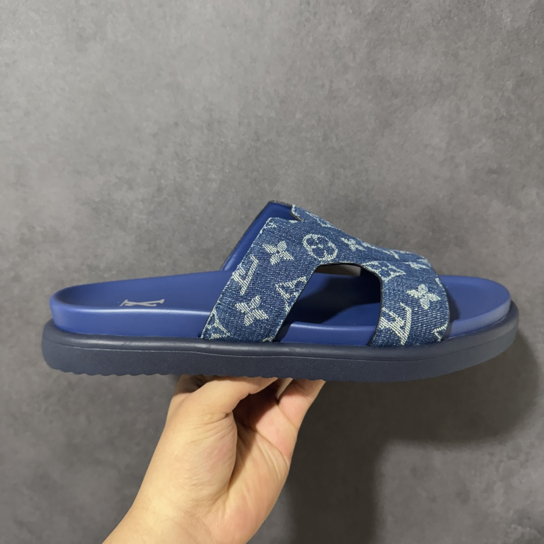 【X1版本】26新款配色 Louis Vuitton Portofion系列牛皮革满印拖鞋 原版一比一开发 驴家 L家 Portofion 经典系列 2026最新经典款拖鞋款式 经典压花系列传承Trainer设计 今年绝比小爆款系列 高端零售可主推款。 原版一比一开发 专柜正品以发售 平台开始预售已上架，Zp10000+ 品质超赞👍 全鞋全真牛皮 私模独立开发原大底 市场独家 压花工艺 原版几乎接近一致 全套专柜一致包装。 尺码：40 41 42 43 44 45 46-选品中心