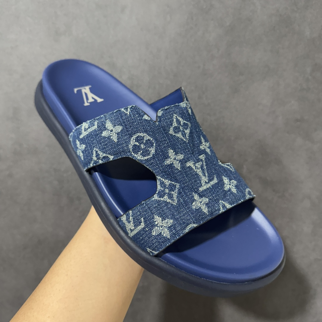 图片[3]-【X1版本】26新款配色 Louis Vuitton Portofion系列牛皮革满印拖鞋 原版一比一开发 驴家 L家 Portofion 经典系列 2026最新经典款拖鞋款式 经典压花系列传承Trainer设计 今年绝比小爆款系列 高端零售可主推款。 原版一比一开发 专柜正品以发售 平台开始预售已上架，Zp10000+ 品质超赞👍 全鞋全真牛皮 私模独立开发原大底 市场独家 压花工艺 原版几乎接近一致 全套专柜一致包装。 尺码：40 41 42 43 44 45 46-选品中心