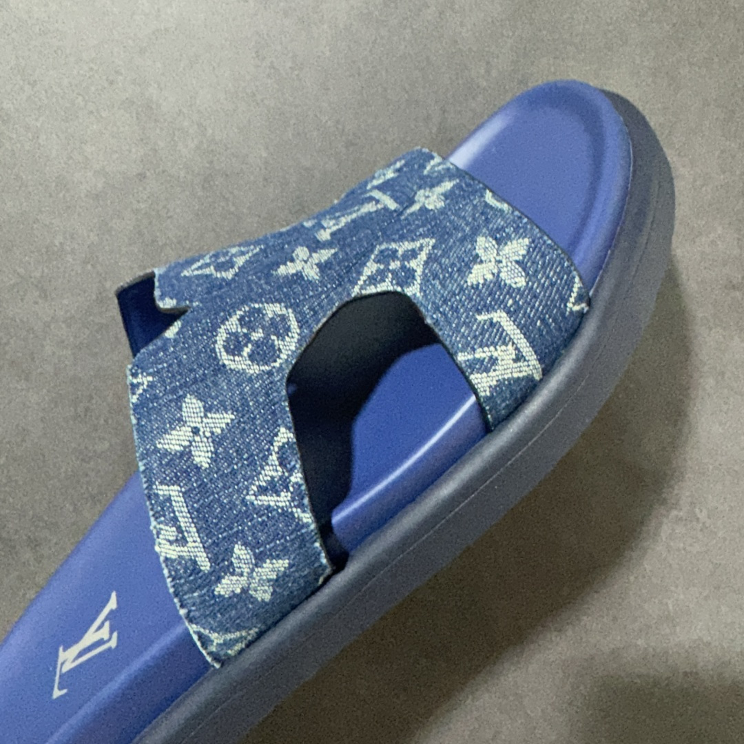 图片[8]-【X1版本】26新款配色 Louis Vuitton Portofion系列牛皮革满印拖鞋 原版一比一开发 驴家 L家 Portofion 经典系列 2026最新经典款拖鞋款式 经典压花系列传承Trainer设计 今年绝比小爆款系列 高端零售可主推款。 原版一比一开发 专柜正品以发售 平台开始预售已上架，Zp10000+ 品质超赞👍 全鞋全真牛皮 私模独立开发原大底 市场独家 压花工艺 原版几乎接近一致 全套专柜一致包装。 尺码：40 41 42 43 44 45 46-选品中心