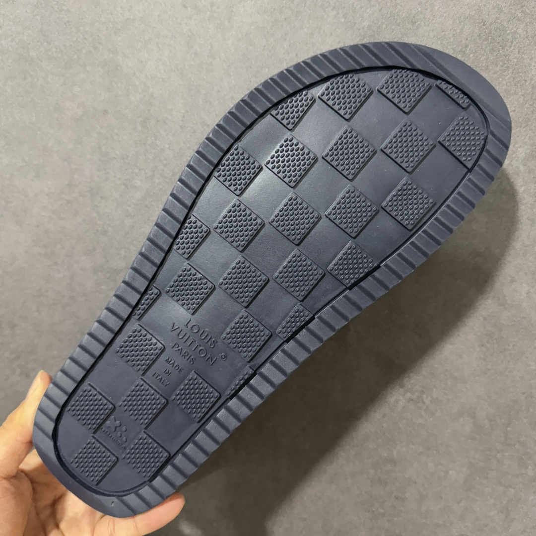 图片[9]-【X1版本】26新款配色 Louis Vuitton Portofion系列牛皮革满印拖鞋 原版一比一开发 驴家 L家 Portofion 经典系列 2026最新经典款拖鞋款式 经典压花系列传承Trainer设计 今年绝比小爆款系列 高端零售可主推款。 原版一比一开发 专柜正品以发售 平台开始预售已上架，Zp10000+ 品质超赞👍 全鞋全真牛皮 私模独立开发原大底 市场独家 压花工艺 原版几乎接近一致 全套专柜一致包装。 尺码：40 41 42 43 44 45 46-选品中心