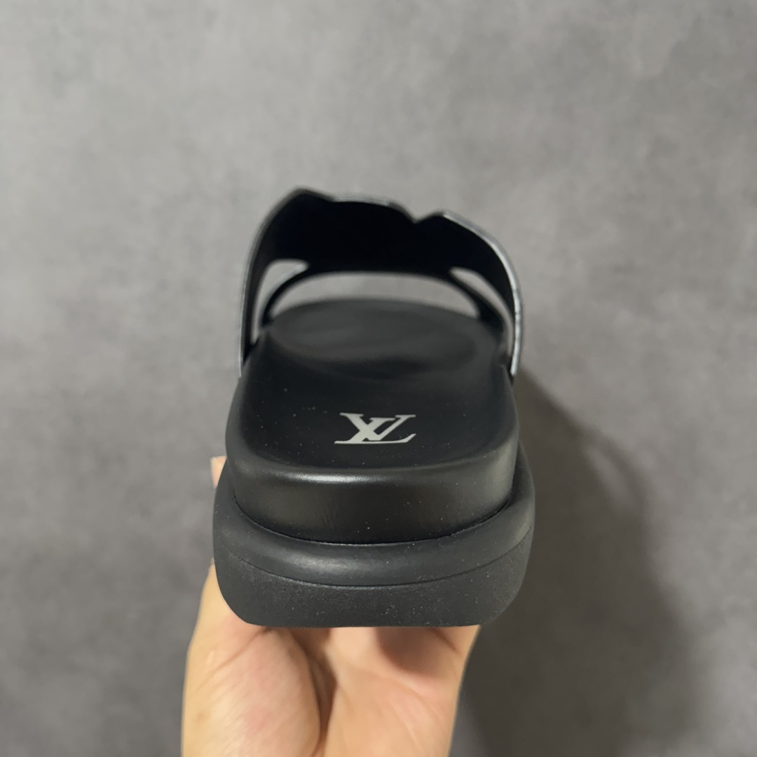 图片[4]-【X1版本】26新款配色 Louis Vuitton Portofion系列牛皮革满印拖鞋 原版一比一开发 驴家 L家 Portofion 经典系列 2026最新经典款拖鞋款式 经典压花系列传承Trainer设计 今年绝比小爆款系列 高端零售可主推款。 原版一比一开发 专柜正品以发售 平台开始预售已上架，Zp10000+ 品质超赞👍 全鞋全真牛皮 私模独立开发原大底 市场独家 压花工艺 原版几乎接近一致 全套专柜一致包装。 尺码：40 41 42 43 44 45 46-选品中心