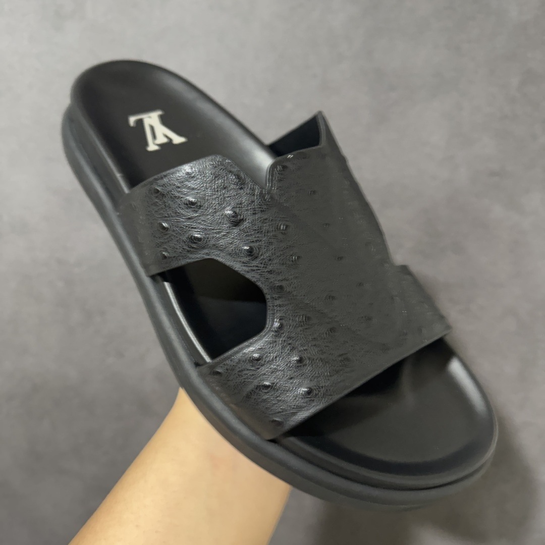 图片[3]-【X1版本】26新款配色 Louis Vuitton Portofion系列牛皮革满印拖鞋 原版一比一开发 驴家 L家 Portofion 经典系列 2026最新经典款拖鞋款式 经典压花系列传承Trainer设计 今年绝比小爆款系列 高端零售可主推款。 原版一比一开发 专柜正品以发售 平台开始预售已上架，Zp10000+ 品质超赞👍 全鞋全真牛皮 私模独立开发原大底 市场独家 压花工艺 原版几乎接近一致 全套专柜一致包装。 尺码：40 41 42 43 44 45 46-选品中心
