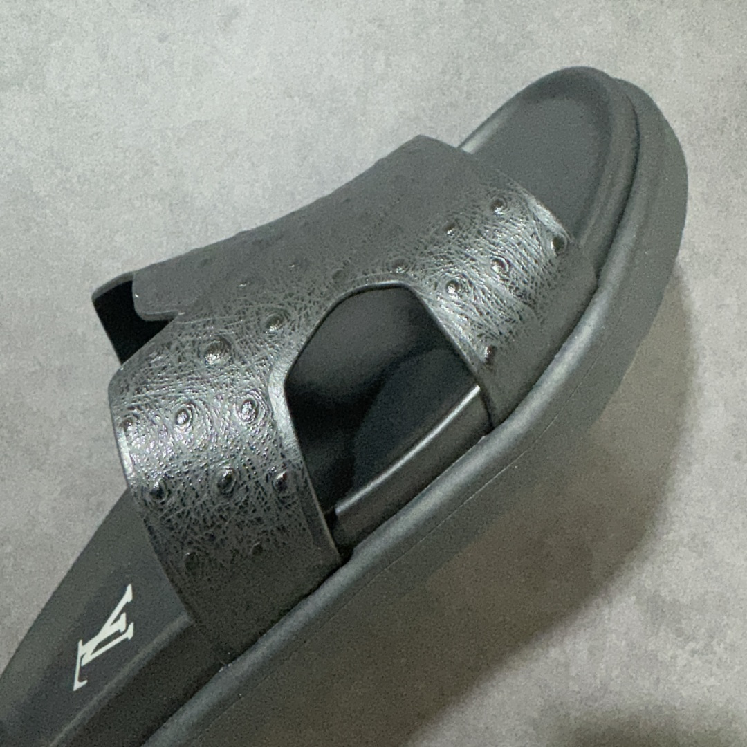 图片[8]-【X1版本】26新款配色 Louis Vuitton Portofion系列牛皮革满印拖鞋 原版一比一开发 驴家 L家 Portofion 经典系列 2026最新经典款拖鞋款式 经典压花系列传承Trainer设计 今年绝比小爆款系列 高端零售可主推款。 原版一比一开发 专柜正品以发售 平台开始预售已上架，Zp10000+ 品质超赞👍 全鞋全真牛皮 私模独立开发原大底 市场独家 压花工艺 原版几乎接近一致 全套专柜一致包装。 尺码：40 41 42 43 44 45 46-选品中心