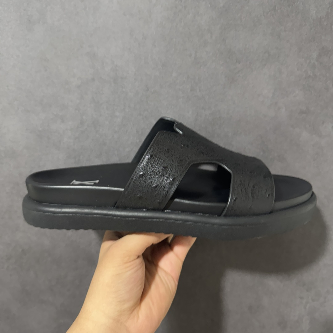 【X1版本】26新款配色 Louis Vuitton Portofion系列牛皮革满印拖鞋 原版一比一开发 驴家 L家 Portofion 经典系列 2026最新经典款拖鞋款式 经典压花系列传承Trainer设计 今年绝比小爆款系列 高端零售可主推款。 原版一比一开发 专柜正品以发售 平台开始预售已上架，Zp10000+ 品质超赞👍 全鞋全真牛皮 私模独立开发原大底 市场独家 压花工艺 原版几乎接近一致 全套专柜一致包装。 尺码：40 41 42 43 44 45 46-选品中心