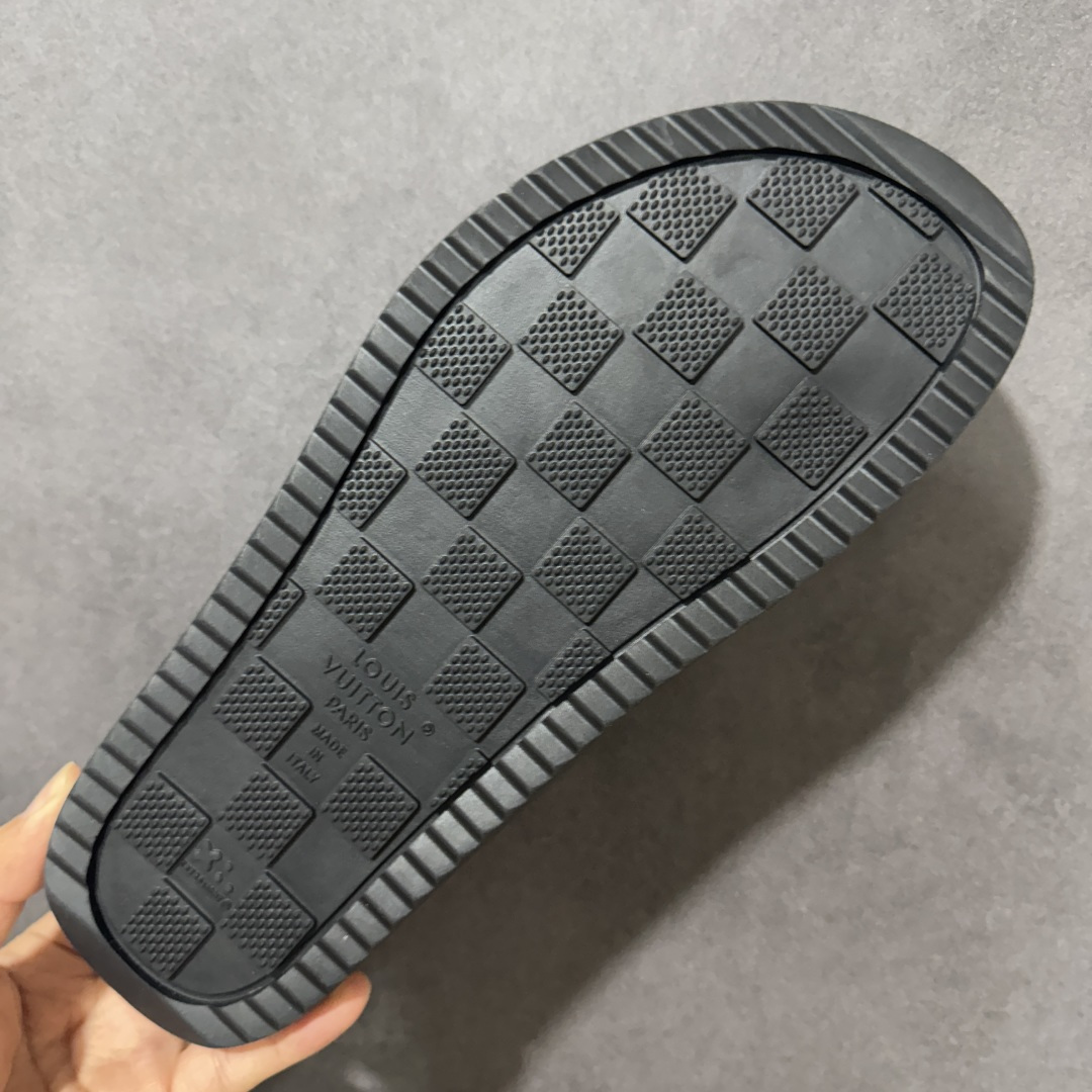 图片[9]-【X1版本】26新款配色 Louis Vuitton Portofion系列牛皮革满印拖鞋 原版一比一开发 驴家 L家 Portofion 经典系列 2026最新经典款拖鞋款式 经典压花系列传承Trainer设计 今年绝比小爆款系列 高端零售可主推款。 原版一比一开发 专柜正品以发售 平台开始预售已上架，Zp10000+ 品质超赞👍 全鞋全真牛皮 私模独立开发原大底 市场独家 压花工艺 原版几乎接近一致 全套专柜一致包装。 尺码：40 41 42 43 44 45 46-选品中心