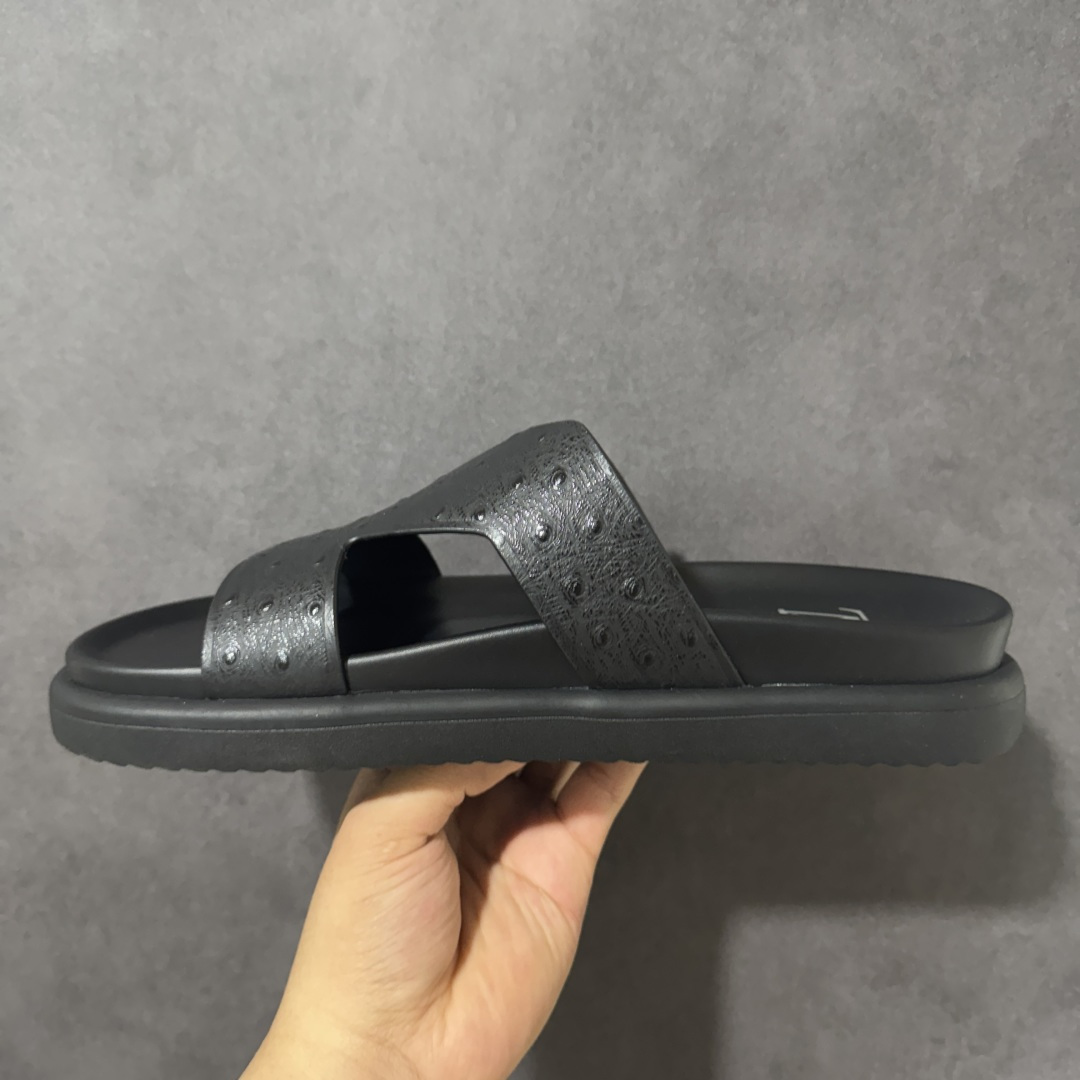 图片[2]-【X1版本】26新款配色 Louis Vuitton Portofion系列牛皮革满印拖鞋 原版一比一开发 驴家 L家 Portofion 经典系列 2026最新经典款拖鞋款式 经典压花系列传承Trainer设计 今年绝比小爆款系列 高端零售可主推款。 原版一比一开发 专柜正品以发售 平台开始预售已上架，Zp10000+ 品质超赞👍 全鞋全真牛皮 私模独立开发原大底 市场独家 压花工艺 原版几乎接近一致 全套专柜一致包装。 尺码：40 41 42 43 44 45 46-选品中心