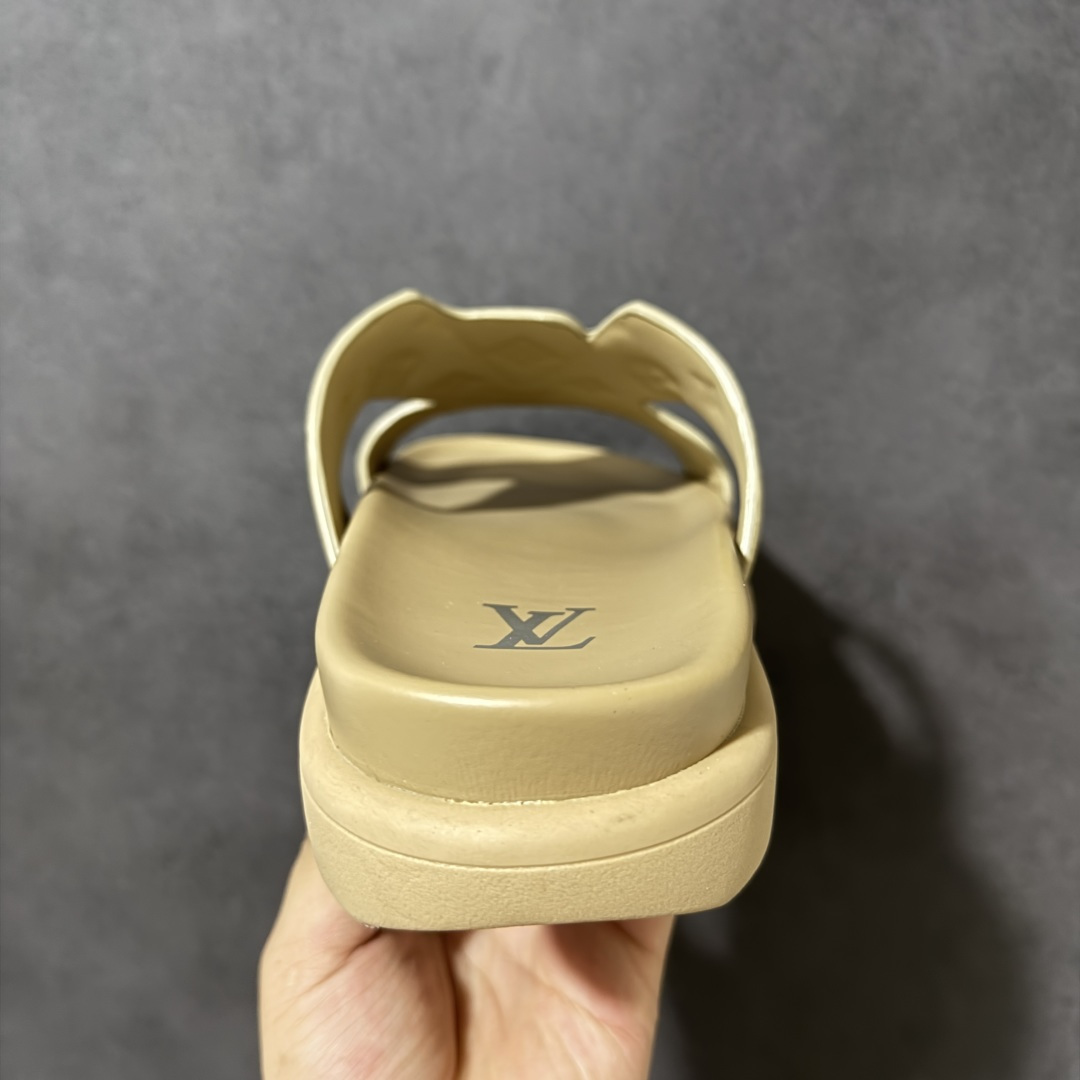 图片[4]-【X1版本】26新款配色 Louis Vuitton Portofion系列牛皮革满印拖鞋 原版一比一开发 驴家 L家 Portofion 经典系列 2026最新经典款拖鞋款式 经典压花系列传承Trainer设计 今年绝比小爆款系列 高端零售可主推款。 原版一比一开发 专柜正品以发售 平台开始预售已上架，Zp10000+ 品质超赞👍 全鞋全真牛皮 私模独立开发原大底 市场独家 压花工艺 原版几乎接近一致 全套专柜一致包装。 尺码：40 41 42 43 44 45 46-选品中心