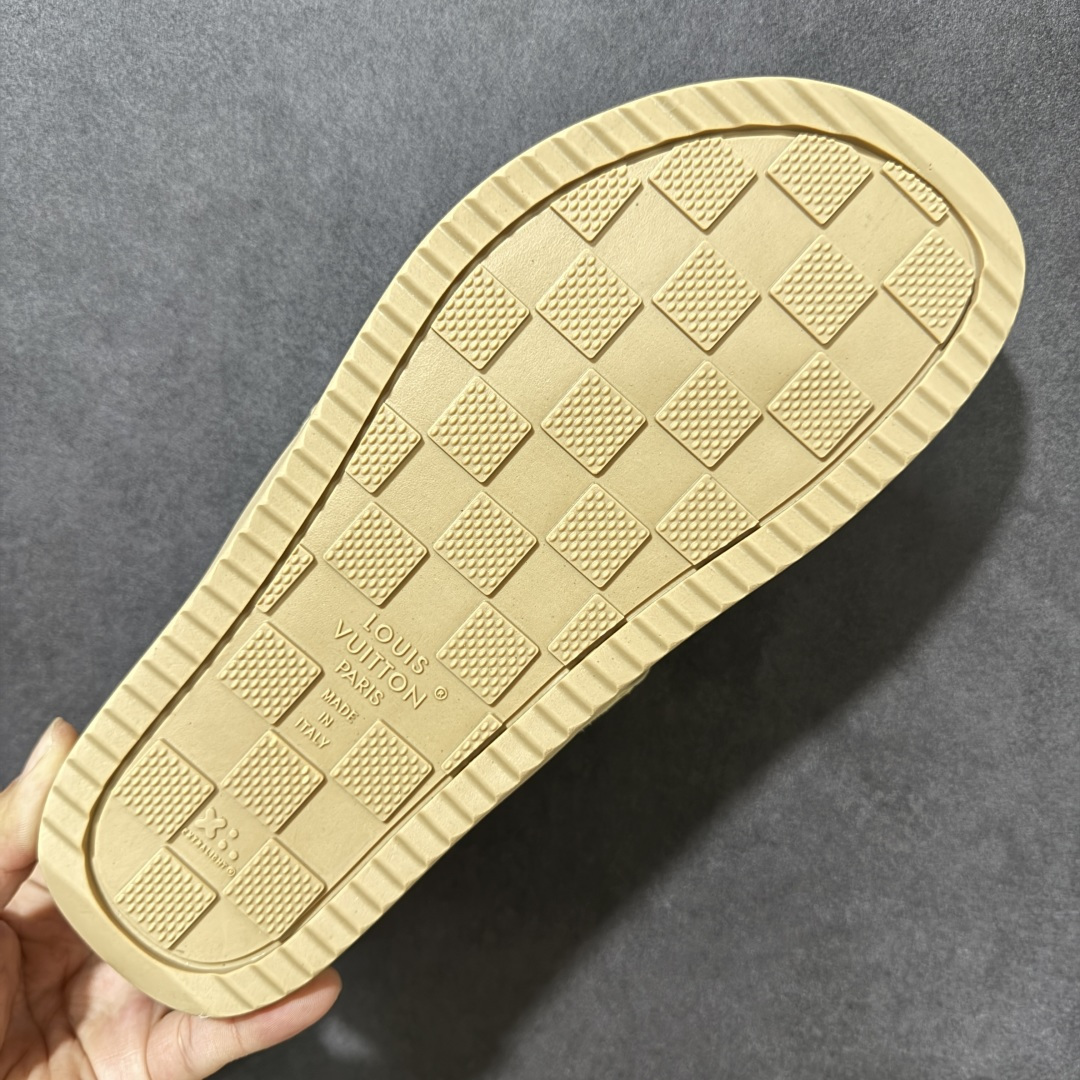 图片[9]-【X1版本】26新款配色 Louis Vuitton Portofion系列牛皮革满印拖鞋 原版一比一开发 驴家 L家 Portofion 经典系列 2026最新经典款拖鞋款式 经典压花系列传承Trainer设计 今年绝比小爆款系列 高端零售可主推款。 原版一比一开发 专柜正品以发售 平台开始预售已上架，Zp10000+ 品质超赞👍 全鞋全真牛皮 私模独立开发原大底 市场独家 压花工艺 原版几乎接近一致 全套专柜一致包装。 尺码：40 41 42 43 44 45 46-选品中心