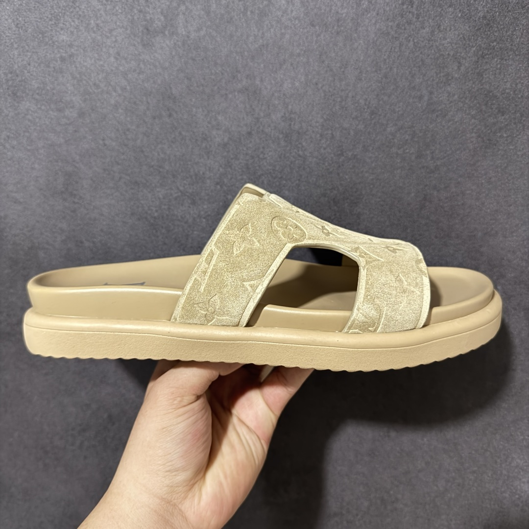 【X1版本】26新款配色 Louis Vuitton Portofion系列牛皮革满印拖鞋 原版一比一开发 驴家 L家 Portofion 经典系列 2026最新经典款拖鞋款式 经典压花系列传承Trainer设计 今年绝比小爆款系列 高端零售可主推款。 原版一比一开发 专柜正品以发售 平台开始预售已上架，Zp10000+ 品质超赞👍 全鞋全真牛皮 私模独立开发原大底 市场独家 压花工艺 原版几乎接近一致 全套专柜一致包装。 尺码：40 41 42 43 44 45 46-选品中心