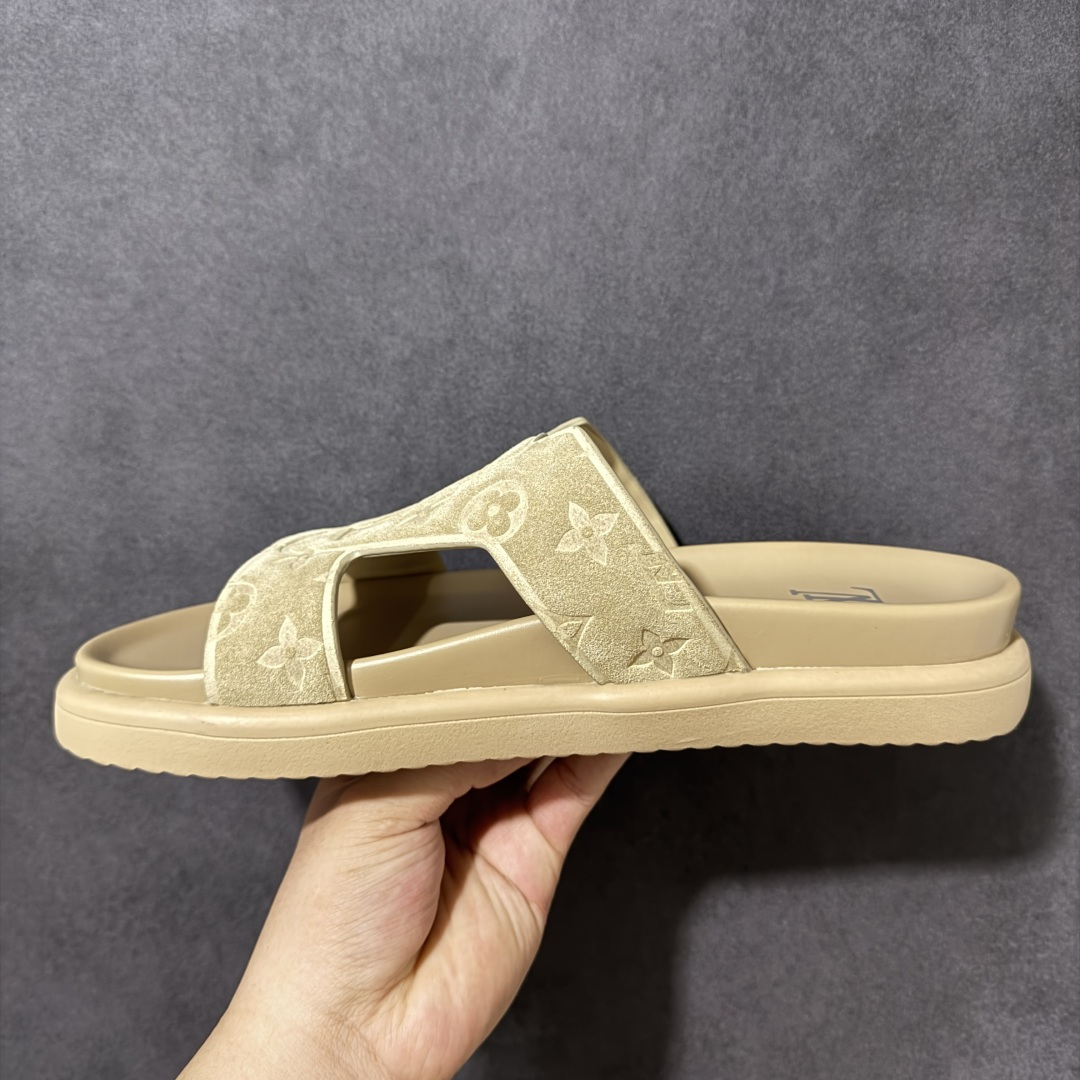 图片[2]-【X1版本】26新款配色 Louis Vuitton Portofion系列牛皮革满印拖鞋 原版一比一开发 驴家 L家 Portofion 经典系列 2026最新经典款拖鞋款式 经典压花系列传承Trainer设计 今年绝比小爆款系列 高端零售可主推款。 原版一比一开发 专柜正品以发售 平台开始预售已上架，Zp10000+ 品质超赞👍 全鞋全真牛皮 私模独立开发原大底 市场独家 压花工艺 原版几乎接近一致 全套专柜一致包装。 尺码：40 41 42 43 44 45 46-选品中心