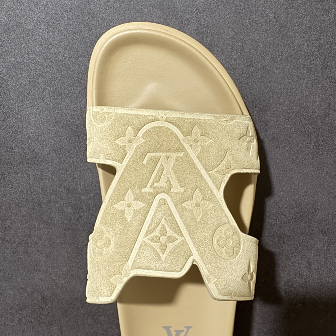 图片[5]-【X1版本】26新款配色 Louis Vuitton Portofion系列牛皮革满印拖鞋 原版一比一开发 驴家 L家 Portofion 经典系列 2026最新经典款拖鞋款式 经典压花系列传承Trainer设计 今年绝比小爆款系列 高端零售可主推款。 原版一比一开发 专柜正品以发售 平台开始预售已上架，Zp10000+ 品质超赞👍 全鞋全真牛皮 私模独立开发原大底 市场独家 压花工艺 原版几乎接近一致 全套专柜一致包装。 尺码：40 41 42 43 44 45 46-选品中心