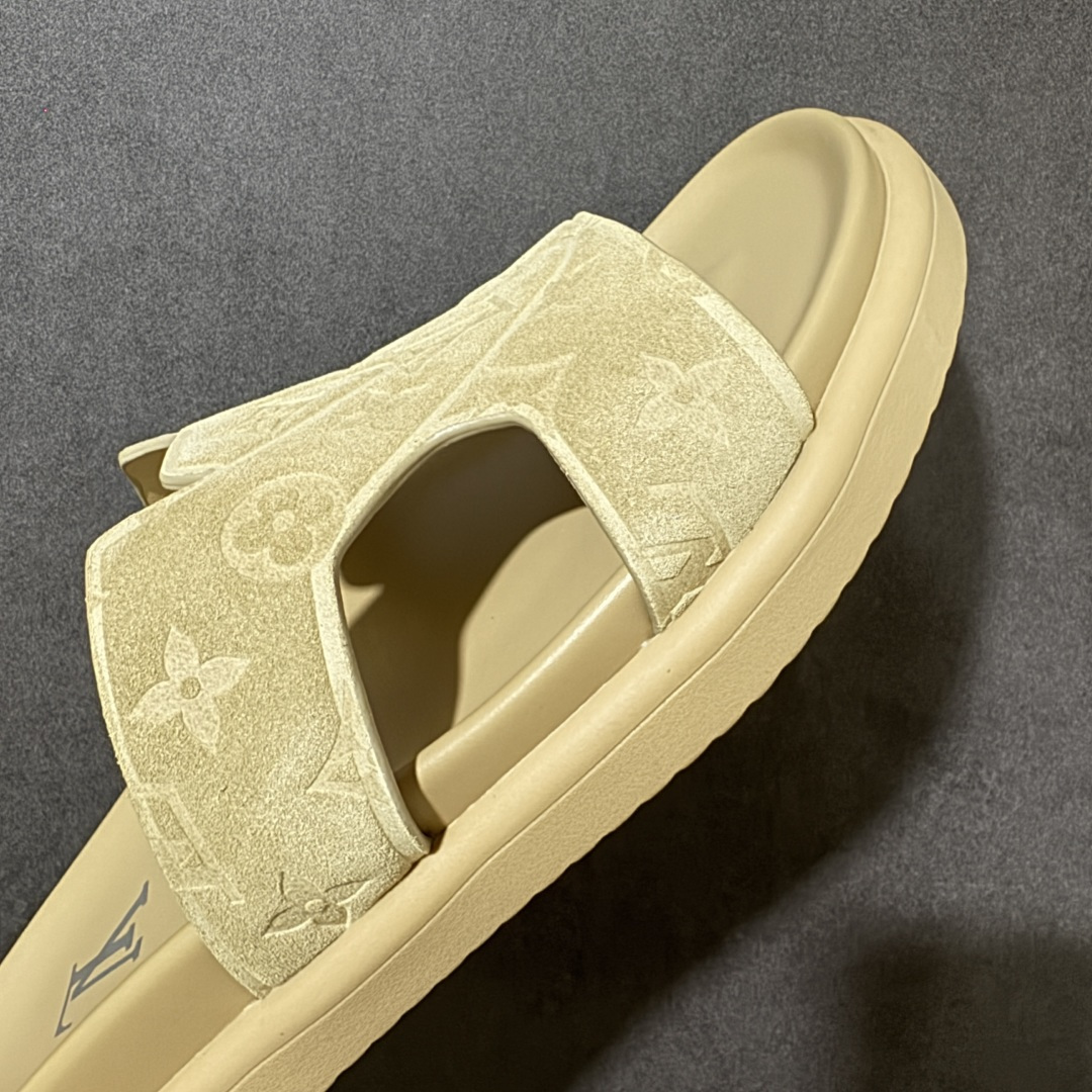 图片[8]-【X1版本】26新款配色 Louis Vuitton Portofion系列牛皮革满印拖鞋 原版一比一开发 驴家 L家 Portofion 经典系列 2026最新经典款拖鞋款式 经典压花系列传承Trainer设计 今年绝比小爆款系列 高端零售可主推款。 原版一比一开发 专柜正品以发售 平台开始预售已上架，Zp10000+ 品质超赞👍 全鞋全真牛皮 私模独立开发原大底 市场独家 压花工艺 原版几乎接近一致 全套专柜一致包装。 尺码：40 41 42 43 44 45 46-选品中心