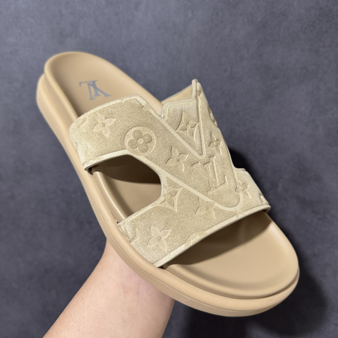 图片[3]-【X1版本】26新款配色 Louis Vuitton Portofion系列牛皮革满印拖鞋 原版一比一开发 驴家 L家 Portofion 经典系列 2026最新经典款拖鞋款式 经典压花系列传承Trainer设计 今年绝比小爆款系列 高端零售可主推款。 原版一比一开发 专柜正品以发售 平台开始预售已上架，Zp10000+ 品质超赞👍 全鞋全真牛皮 私模独立开发原大底 市场独家 压花工艺 原版几乎接近一致 全套专柜一致包装。 尺码：40 41 42 43 44 45 46-选品中心