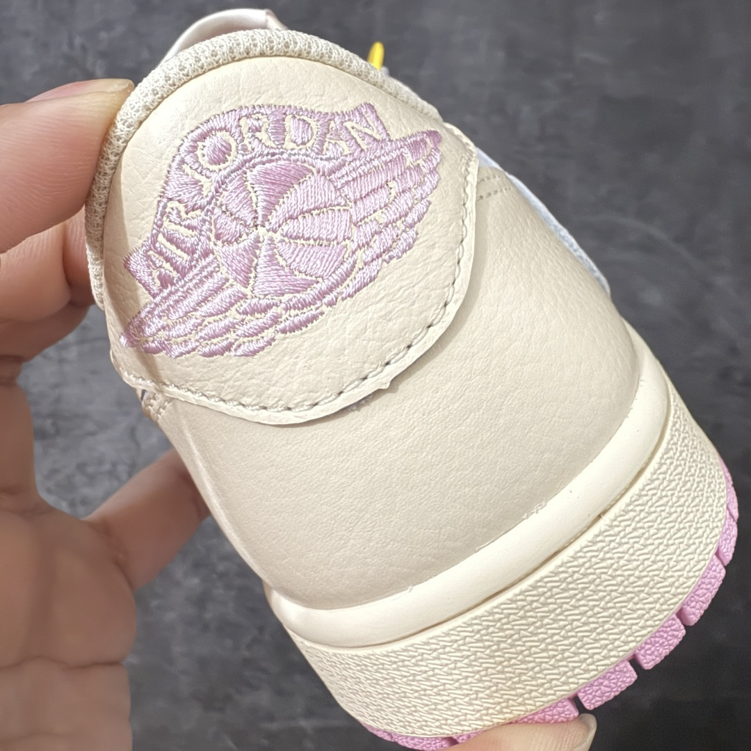 图片[2]-【GX2.0海外版】Travis Scott x Air Jordan AJ1 Low OG SP TS联名白浅粉倒钩低帮 IQ7804-100 目前市面唯一正确版本 爱心织唛标 情人节鞋垫 知名大厂出品 纯原第一梯队版本 产品品控稳定性领先行业 各方面均可对飙市面通货版 SZ原厂全套原楦原纸板冲刀磨具开发 原厂皮料加持 原厂港宝加持定型后跟R度完美 同源原厂电绣 鬼脸飞翼针数密度立体效果一致 百分百一致原鞋 原厂拉帮工艺 针距密度一致 后跟弧度收口自然不对折 极致一眼正品既视感 进口玻璃冲刀皮料裁剪零毛边 全鞋电脑针车工艺 品控清洁度最高QC检验标准 免检产品 原厂订购鞋盒、鞋标、防尘纸、鞋撑、鞋带 追求极致的原厂味道 尺码：36-48.5-选品中心
