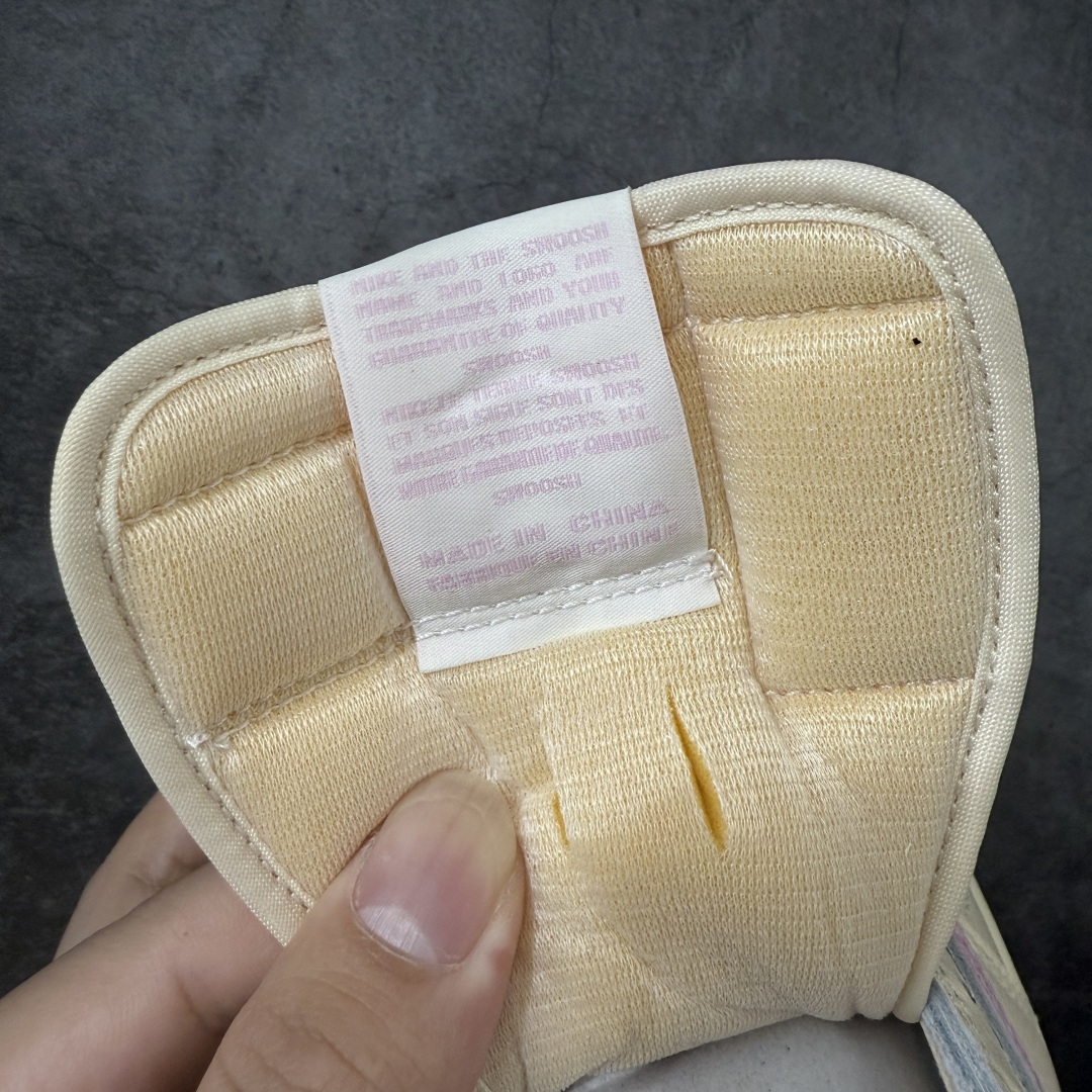 图片[7]-【GX2.0海外版】Travis Scott x Air Jordan AJ1 Low OG SP TS联名白浅粉倒钩低帮 IQ7804-100 目前市面唯一正确版本 爱心织唛标 情人节鞋垫 知名大厂出品 纯原第一梯队版本 产品品控稳定性领先行业 各方面均可对飙市面通货版 SZ原厂全套原楦原纸板冲刀磨具开发 原厂皮料加持 原厂港宝加持定型后跟R度完美 同源原厂电绣 鬼脸飞翼针数密度立体效果一致 百分百一致原鞋 原厂拉帮工艺 针距密度一致 后跟弧度收口自然不对折 极致一眼正品既视感 进口玻璃冲刀皮料裁剪零毛边 全鞋电脑针车工艺 品控清洁度最高QC检验标准 免检产品 原厂订购鞋盒、鞋标、防尘纸、鞋撑、鞋带 追求极致的原厂味道 尺码：36-48.5-选品中心