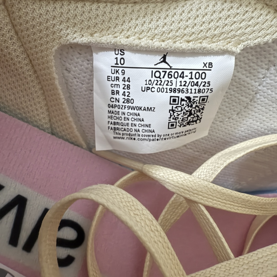 图片[8]-【GX2.0海外版】Travis Scott x Air Jordan AJ1 Low OG SP TS联名白浅粉倒钩低帮 IQ7804-100 目前市面唯一正确版本 爱心织唛标 情人节鞋垫 知名大厂出品 纯原第一梯队版本 产品品控稳定性领先行业 各方面均可对飙市面通货版 SZ原厂全套原楦原纸板冲刀磨具开发 原厂皮料加持 原厂港宝加持定型后跟R度完美 同源原厂电绣 鬼脸飞翼针数密度立体效果一致 百分百一致原鞋 原厂拉帮工艺 针距密度一致 后跟弧度收口自然不对折 极致一眼正品既视感 进口玻璃冲刀皮料裁剪零毛边 全鞋电脑针车工艺 品控清洁度最高QC检验标准 免检产品 原厂订购鞋盒、鞋标、防尘纸、鞋撑、鞋带 追求极致的原厂味道 尺码：36-48.5-选品中心