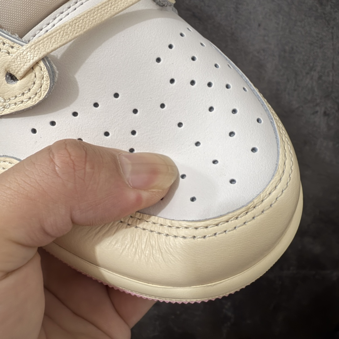 图片[5]-【GX2.0海外版】Travis Scott x Air Jordan AJ1 Low OG SP TS联名白浅粉倒钩低帮 IQ7804-100 目前市面唯一正确版本 爱心织唛标 情人节鞋垫 知名大厂出品 纯原第一梯队版本 产品品控稳定性领先行业 各方面均可对飙市面通货版 SZ原厂全套原楦原纸板冲刀磨具开发 原厂皮料加持 原厂港宝加持定型后跟R度完美 同源原厂电绣 鬼脸飞翼针数密度立体效果一致 百分百一致原鞋 原厂拉帮工艺 针距密度一致 后跟弧度收口自然不对折 极致一眼正品既视感 进口玻璃冲刀皮料裁剪零毛边 全鞋电脑针车工艺 品控清洁度最高QC检验标准 免检产品 原厂订购鞋盒、鞋标、防尘纸、鞋撑、鞋带 追求极致的原厂味道 尺码：36-48.5-选品中心