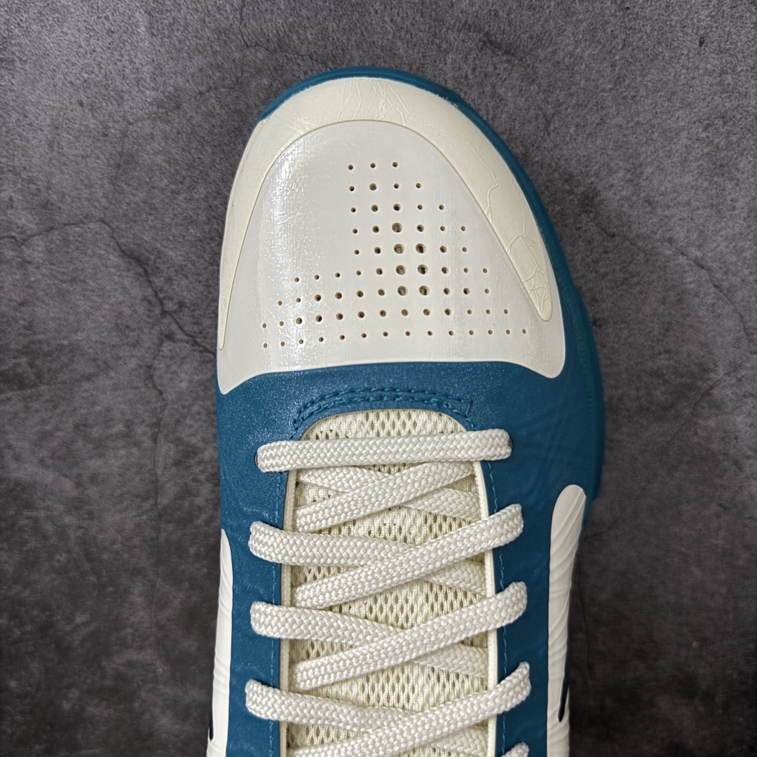 图片[5]-【灭世海外版】Caitlin Clark x NK Zoom Kobe ZK5 科比5代 克拉克联名 米白蓝 IZ1852-100 灭世海外球员版 搭载最高工艺标准 版型 外观 细节 用料 不同于市场主流货品 拒绝杀猪套牌纯原套路 欢迎对比品鉴 外观升级点：鞋头冲孔 后跟海绵填充 飞线质感 碳板纹理 纸板对位 悉数升级对标ZP 用料升级点：前掌气垫➕后掌马蹄zoom（增配）澎湃脚感 完美解决正品后掌泡棉衰减问题 版型尺码升级：海外球员版 前掌包裹提升 尺码增加US13 47.5码 适配 职业球员 灭世纯原海外球员版『质 价 比』拉满 拳打杀猪纯原 脚踢一眼假通货 高端外贸渠道口碑爆炸 尺码：39 40 40.5 41 42 42.5 43 44 44.5 45 46 47.5-选品中心