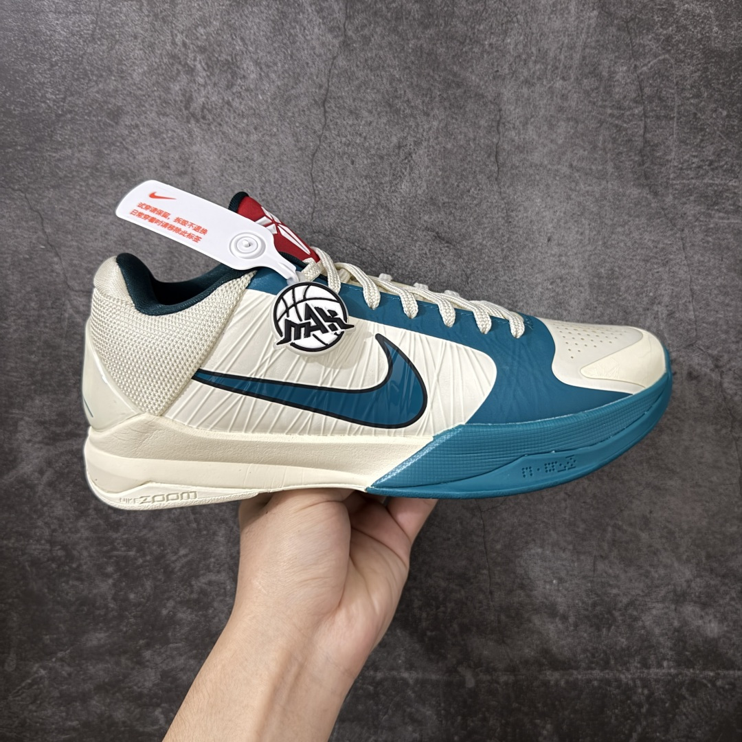 【灭世海外版】Caitlin Clark x NK Zoom Kobe ZK5 科比5代 克拉克联名 米白蓝 IZ1852-100 灭世海外球员版 搭载最高工艺标准 版型 外观 细节 用料 不同于市场主流货品 拒绝杀猪套牌纯原套路 欢迎对比品鉴 外观升级点：鞋头冲孔 后跟海绵填充 飞线质感 碳板纹理 纸板对位 悉数升级对标ZP 用料升级点：前掌气垫➕后掌马蹄zoom（增配）澎湃脚感 完美解决正品后掌泡棉衰减问题 版型尺码升级：海外球员版 前掌包裹提升 尺码增加US13 47.5码 适配 职业球员 灭世纯原海外球员版『质 价 比』拉满 拳打杀猪纯原 脚踢一眼假通货 高端外贸渠道口碑爆炸 尺码：39 40 40.5 41 42 42.5 43 44 44.5 45 46 47.5-选品中心