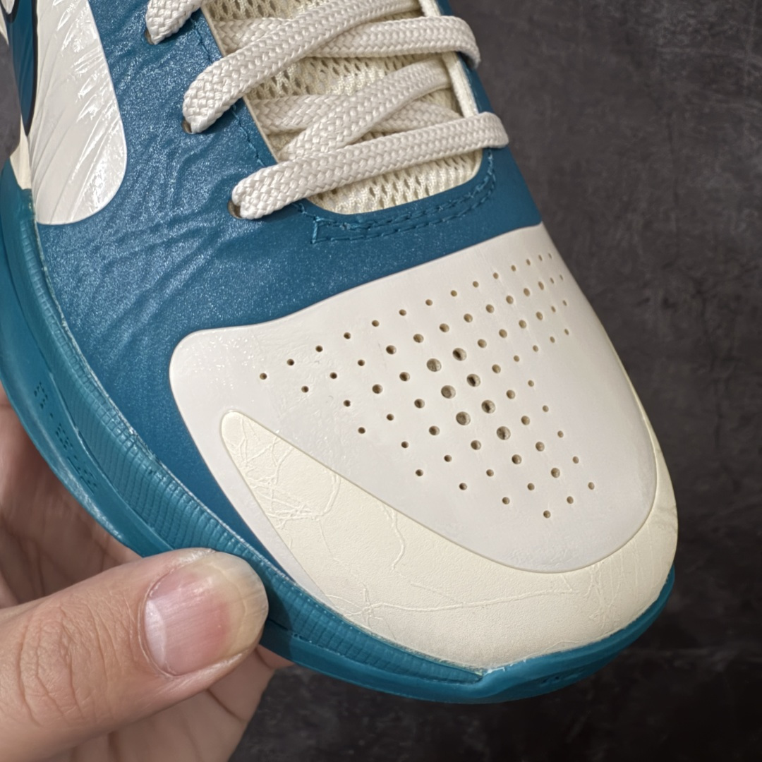 图片[4]-【灭世海外版】Caitlin Clark x NK Zoom Kobe ZK5 科比5代 克拉克联名 米白蓝 IZ1852-100 灭世海外球员版 搭载最高工艺标准 版型 外观 细节 用料 不同于市场主流货品 拒绝杀猪套牌纯原套路 欢迎对比品鉴 外观升级点：鞋头冲孔 后跟海绵填充 飞线质感 碳板纹理 纸板对位 悉数升级对标ZP 用料升级点：前掌气垫➕后掌马蹄zoom（增配）澎湃脚感 完美解决正品后掌泡棉衰减问题 版型尺码升级：海外球员版 前掌包裹提升 尺码增加US13 47.5码 适配 职业球员 灭世纯原海外球员版『质 价 比』拉满 拳打杀猪纯原 脚踢一眼假通货 高端外贸渠道口碑爆炸 尺码：39 40 40.5 41 42 42.5 43 44 44.5 45 46 47.5-选品中心