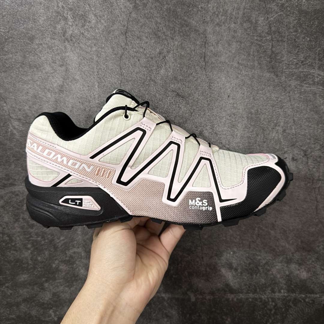 【666版本】萨洛蒙/Salomon Speed Cross 3 织物皮革低帮全能越野透气休闲运动鞋 491477 Salomon 正式推出全新概念鞋款 SPEEDCROSS 以侵略性设计与先锋户外美学融合 相互交织出纵横山野和城市间的跑鞋轮廓 由混合网眼织物与皮革打造鞋面 辅以皮革细节点缀增强视觉冲击 整体以爪痕式的鞋面纹路搭配流线型轮廓呈现 极具辨识度的夸张外大底设计 增高之余更适合城市生活环境的舒适防滑效果 功能性层面 鞋面 3D 开式网眼最大限度提供着用透气性 并注入合成材料为户外穿着带来极大的耐用和保护性 得益于 Salomon 多项功能性科技 从中底到鞋带系统都为脚部提供了一个安全和舒适的贴合感 并在松散、柔软、崎岖和不平坦的地形环境上带来卓越的抓地力 尺码：36-46含半码-选品中心