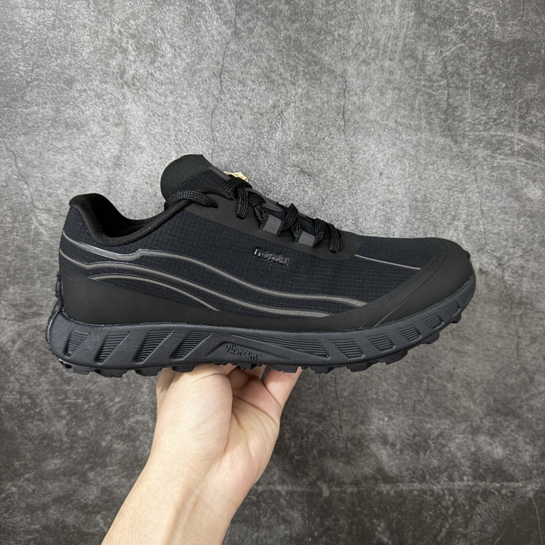 【纯原M版】诺达 NORDA 002 Sneaker0111 网面越野跑步鞋 原版原档案开发\\t(市面唯一1比1版本) 采用Dyneema鞋面(世界最强最轻纤维) VibramSLE中底和Megagrip外底 构建全方位高端性能体系4mm前后落差配合低鞋床设计提供清晰路感和灵敏反应，适合技术型terrain，5mm齿状花纹配合Megagrip橡胶提供卓越防滑性能宽楦设计适合亚洲脚型，加厚后跟海绵填充提供优秀包裹性， Dyneema材质防水耐磨带和鞋面连接最大化包裹感 LockSystem技术提供稳定锁定 尺码：36 36.5 37 38 38.5 39 40 40.5 41 42 42.5 43 44 44.5 45 46-选品中心