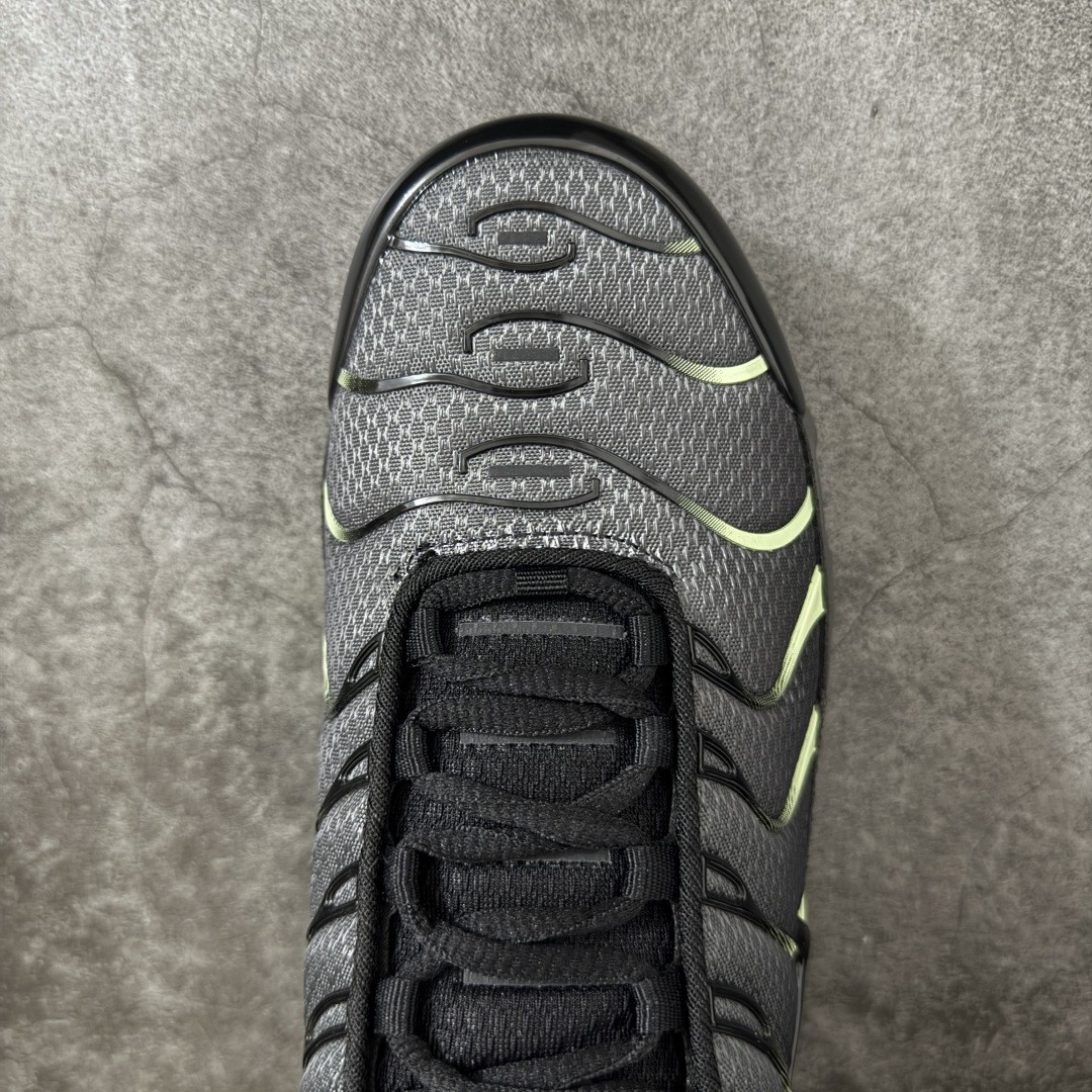 图片[5]-【Max纯原版】Nike Air Max Plus TN气垫系列跑鞋 全新一比一高端版本 真正的市场T1品质 更多配色陆续出货 真正的用心研发 一点一点抠出来的 品质 品控细节 随便闭眼对比市场任何版本 全套原纸板楦头开发 完美呈现版型 工艺流程均与原鞋保持一致 Turned Air 中底缓震技术 鞋面弧度与大底弧度一致 鞋头正确TPU材质 鞋面高频TPU材质1.0厚度 原鞋一致层次感 超越公司货的品控标准 多道QC质检 货号：DM0032-035 尺码：36 36.5 37.5 38 38.5 39 40 40.5 41 42 42.5 43 44 44.5 45 46-选品中心