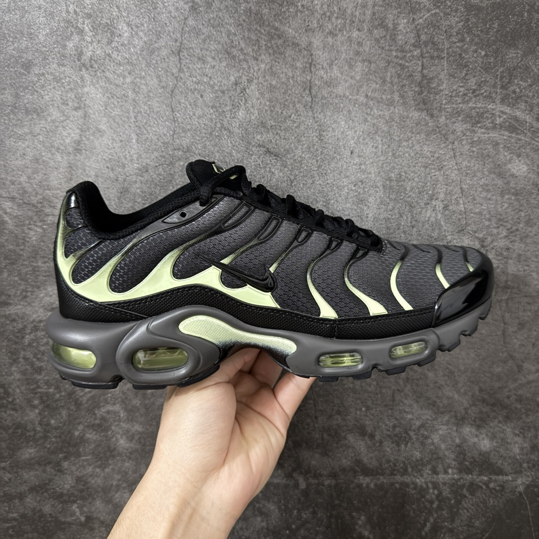 【Max纯原版】Nike Air Max Plus TN气垫系列跑鞋 全新一比一高端版本 真正的市场T1品质 更多配色陆续出货 真正的用心研发 一点一点抠出来的 品质 品控细节 随便闭眼对比市场任何版本 全套原纸板楦头开发 完美呈现版型 工艺流程均与原鞋保持一致 Turned Air 中底缓震技术 鞋面弧度与大底弧度一致 鞋头正确TPU材质 鞋面高频TPU材质1.0厚度 原鞋一致层次感 超越公司货的品控标准 多道QC质检 货号：DM0032-035 尺码：36 36.5 37.5 38 38.5 39 40 40.5 41 42 42.5 43 44 44.5 45 46-选品中心