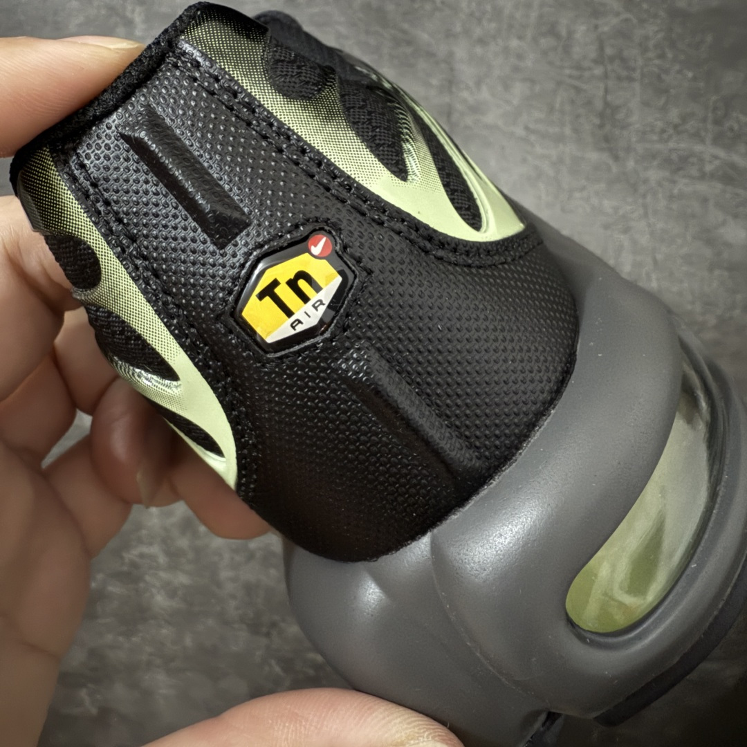 图片[2]-【Max纯原版】Nike Air Max Plus TN气垫系列跑鞋 全新一比一高端版本 真正的市场T1品质 更多配色陆续出货 真正的用心研发 一点一点抠出来的 品质 品控细节 随便闭眼对比市场任何版本 全套原纸板楦头开发 完美呈现版型 工艺流程均与原鞋保持一致 Turned Air 中底缓震技术 鞋面弧度与大底弧度一致 鞋头正确TPU材质 鞋面高频TPU材质1.0厚度 原鞋一致层次感 超越公司货的品控标准 多道QC质检 货号：DM0032-035 尺码：36 36.5 37.5 38 38.5 39 40 40.5 41 42 42.5 43 44 44.5 45 46-选品中心
