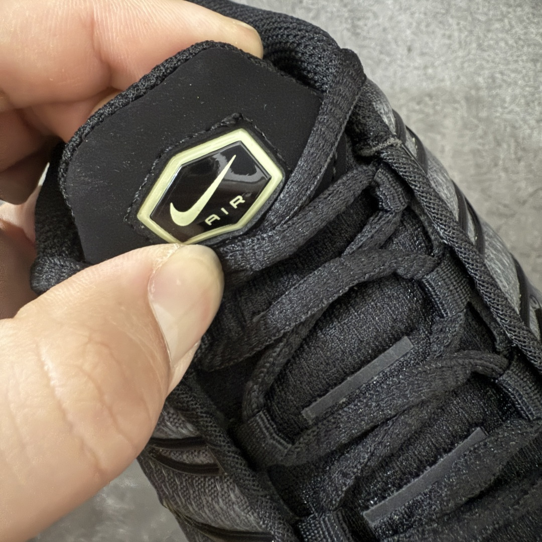 图片[6]-【Max纯原版】Nike Air Max Plus TN气垫系列跑鞋 全新一比一高端版本 真正的市场T1品质 更多配色陆续出货 真正的用心研发 一点一点抠出来的 品质 品控细节 随便闭眼对比市场任何版本 全套原纸板楦头开发 完美呈现版型 工艺流程均与原鞋保持一致 Turned Air 中底缓震技术 鞋面弧度与大底弧度一致 鞋头正确TPU材质 鞋面高频TPU材质1.0厚度 原鞋一致层次感 超越公司货的品控标准 多道QC质检 货号：DM0032-035 尺码：36 36.5 37.5 38 38.5 39 40 40.5 41 42 42.5 43 44 44.5 45 46-选品中心