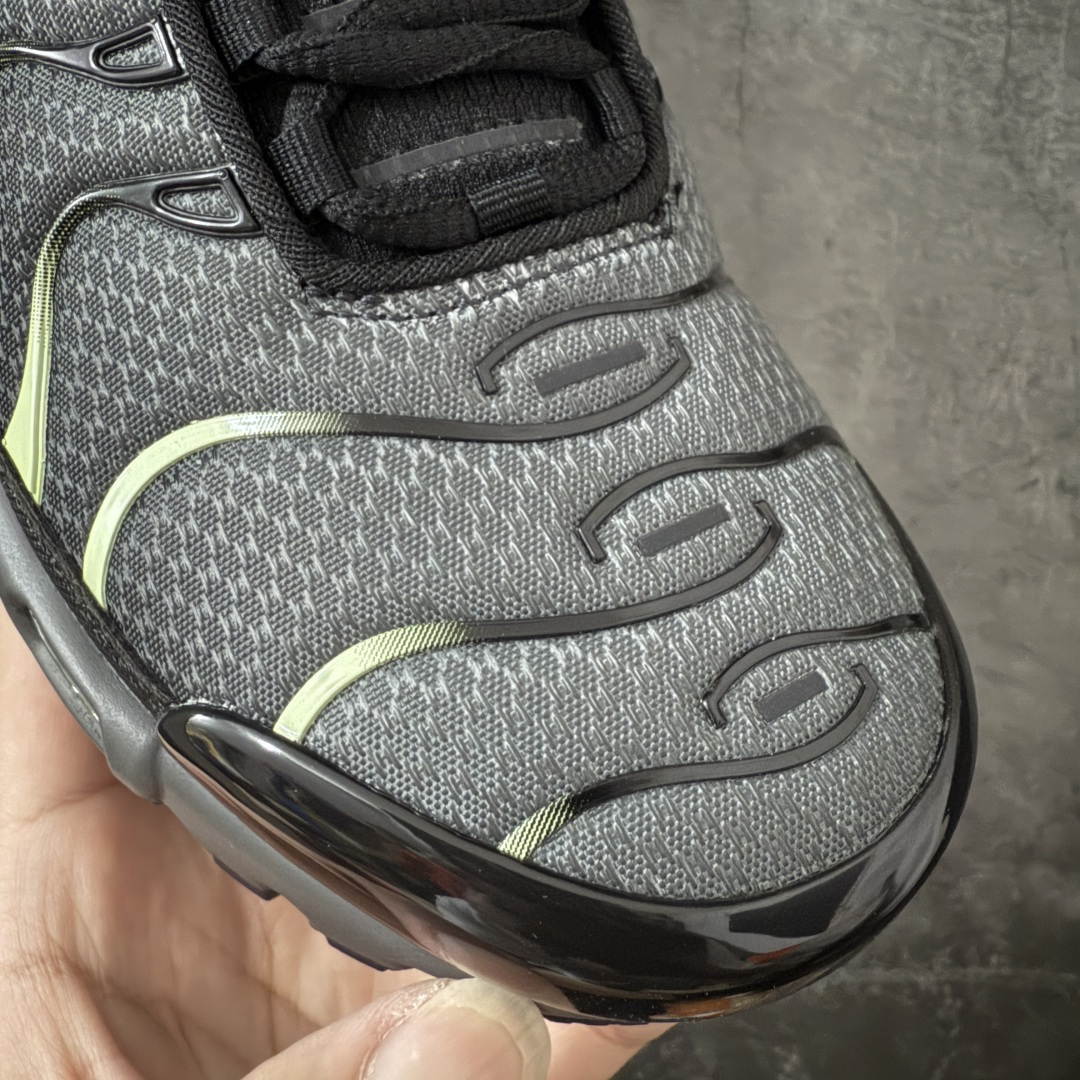 图片[5]-【Max纯原版】Nike Air Max Plus TN气垫系列跑鞋 全新一比一高端版本 真正的市场T1品质 更多配色陆续出货 真正的用心研发 一点一点抠出来的 品质 品控细节 随便闭眼对比市场任何版本 全套原纸板楦头开发 完美呈现版型 工艺流程均与原鞋保持一致 Turned Air 中底缓震技术 鞋面弧度与大底弧度一致 鞋头正确TPU材质 鞋面高频TPU材质1.0厚度 原鞋一致层次感 超越公司货的品控标准 多道QC质检 货号：DM0032-035 尺码：36 36.5 37.5 38 38.5 39 40 40.5 41 42 42.5 43 44 44.5 45 46-选品中心