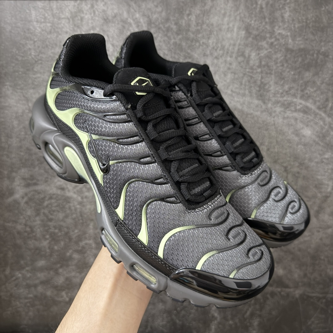 【Max纯原版】Nike Air Max Plus TN气垫系列跑鞋 全新一比一高端版本 真正的市场T1品质 更多配色陆续出货 真正的用心研发 一点一点抠出来的 品质 品控细节 随便闭眼对比市场任何版本 全套原纸板楦头开发 完美呈现版型 工艺流程均与原鞋保持一致 Turned Air 中底缓震技术 鞋面弧度与大底弧度一致 鞋头正确TPU材质 鞋面高频TPU材质1.0厚度 原鞋一致层次感 超越公司货的品控标准 多道QC质检 货号：DM0032-035 尺码：36 36.5 37.5 38 38.5 39 40 40.5 41 42 42.5 43 44 44.5 45 46-选品中心