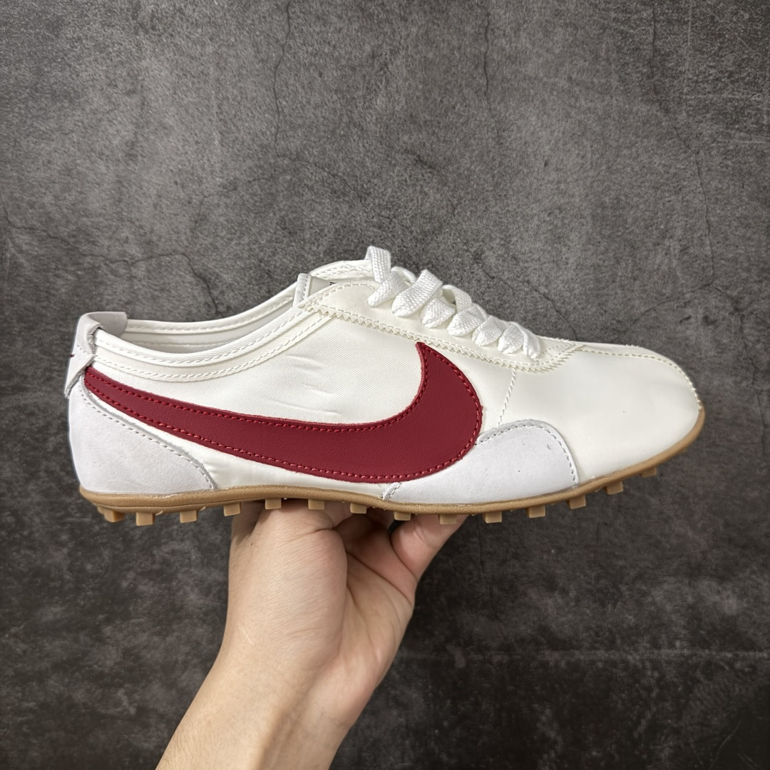 【神版】Nike Moon Shoe OG SP 舒适贴合 生活休闲鞋 精致的鞋型2符合当下的薄底鞋审美，鞋舌、鞋垫和外底位置加入了Jacquemus标识，辨识度在线。 货号：II0407-100 尺码：35 36 36.5 37 38 38.5 39 40 40.5 41 42 42.5 43 44 45 46-选品中心
