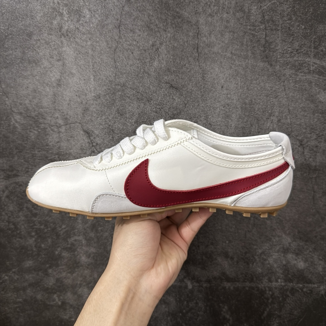 图片[2]-【神版】Nike Moon Shoe OG SP 舒适贴合 生活休闲鞋 精致的鞋型2符合当下的薄底鞋审美，鞋舌、鞋垫和外底位置加入了Jacquemus标识，辨识度在线。 货号：II0407-100 尺码：35 36 36.5 37 38 38.5 39 40 40.5 41 42 42.5 43 44 45 46-选品中心