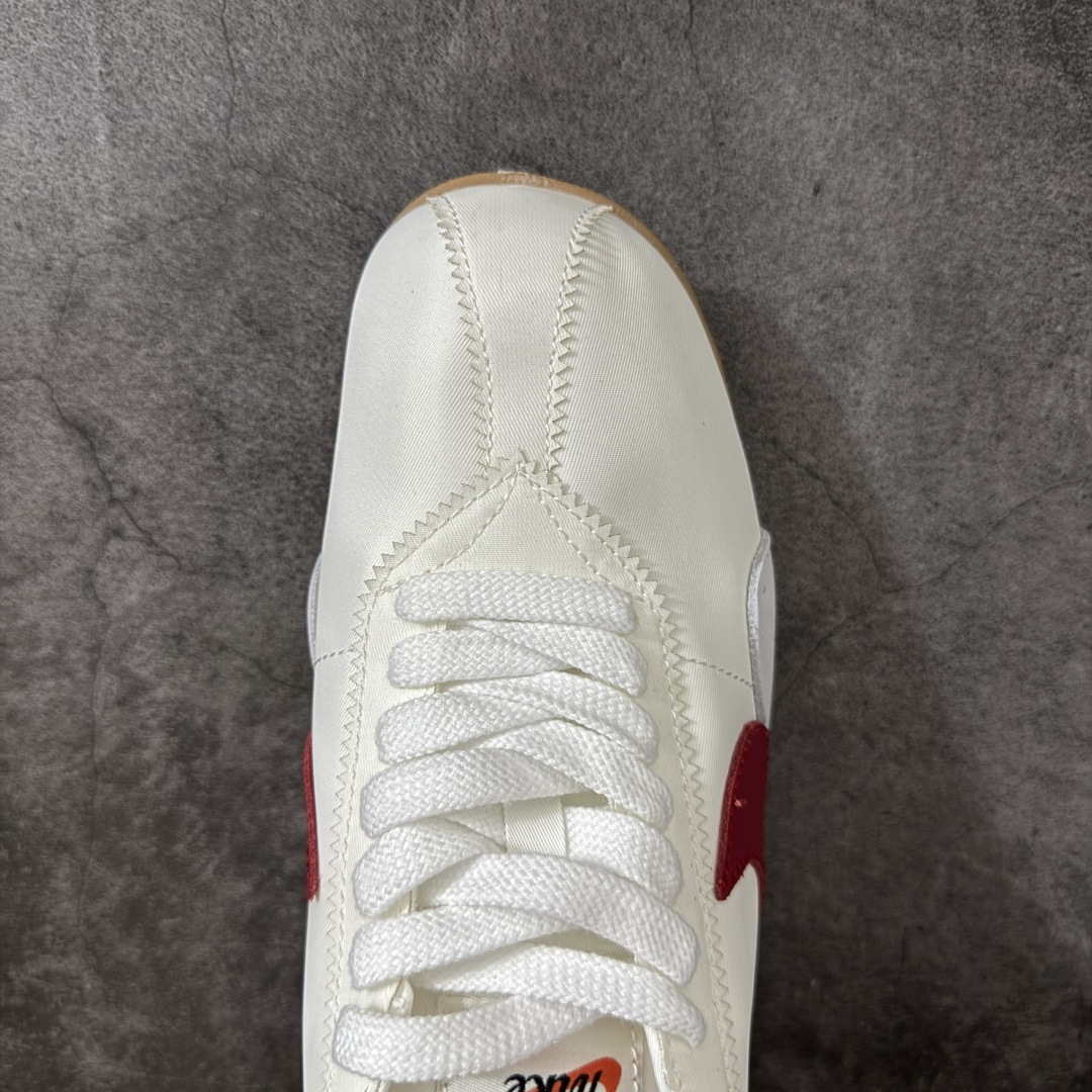 图片[5]-【神版】Nike Moon Shoe OG SP 舒适贴合 生活休闲鞋 精致的鞋型2符合当下的薄底鞋审美，鞋舌、鞋垫和外底位置加入了Jacquemus标识，辨识度在线。 货号：II0407-100 尺码：35 36 36.5 37 38 38.5 39 40 40.5 41 42 42.5 43 44 45 46-选品中心