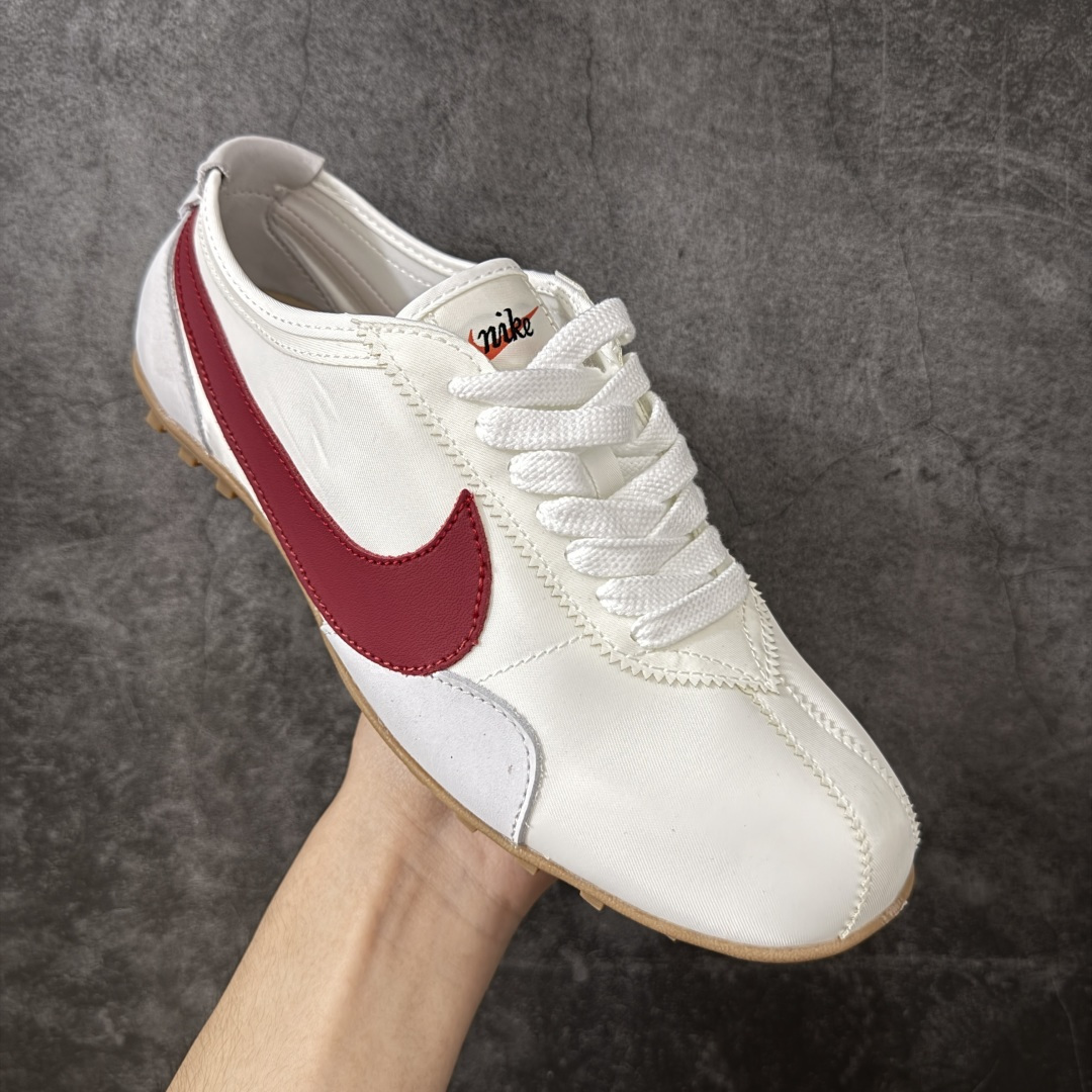 图片[3]-【神版】Nike Moon Shoe OG SP 舒适贴合 生活休闲鞋 精致的鞋型2符合当下的薄底鞋审美，鞋舌、鞋垫和外底位置加入了Jacquemus标识，辨识度在线。 货号：II0407-100 尺码：35 36 36.5 37 38 38.5 39 40 40.5 41 42 42.5 43 44 45 46-选品中心