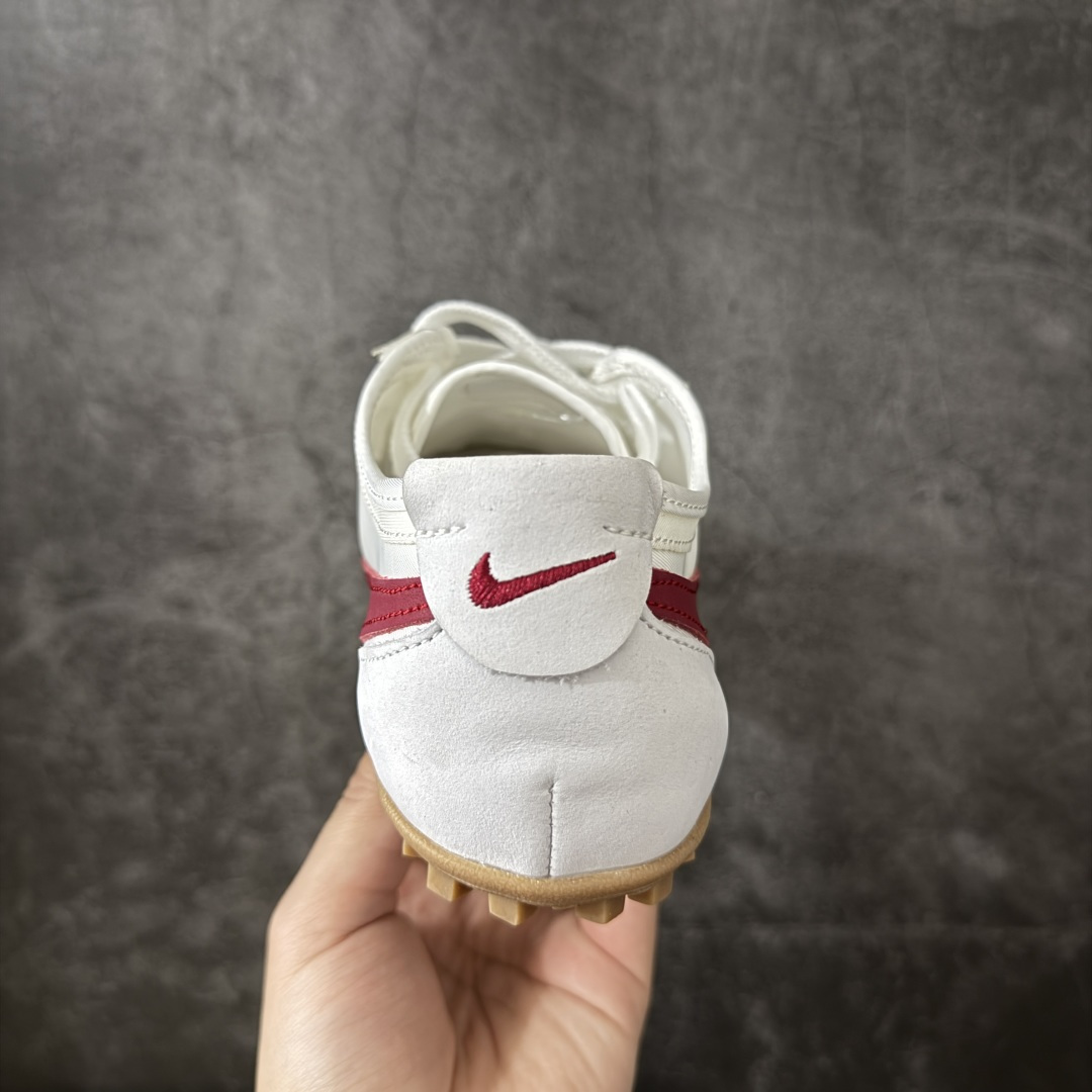 图片[4]-【神版】Nike Moon Shoe OG SP 舒适贴合 生活休闲鞋 精致的鞋型2符合当下的薄底鞋审美，鞋舌、鞋垫和外底位置加入了Jacquemus标识，辨识度在线。 货号：II0407-100 尺码：35 36 36.5 37 38 38.5 39 40 40.5 41 42 42.5 43 44 45 46-选品中心