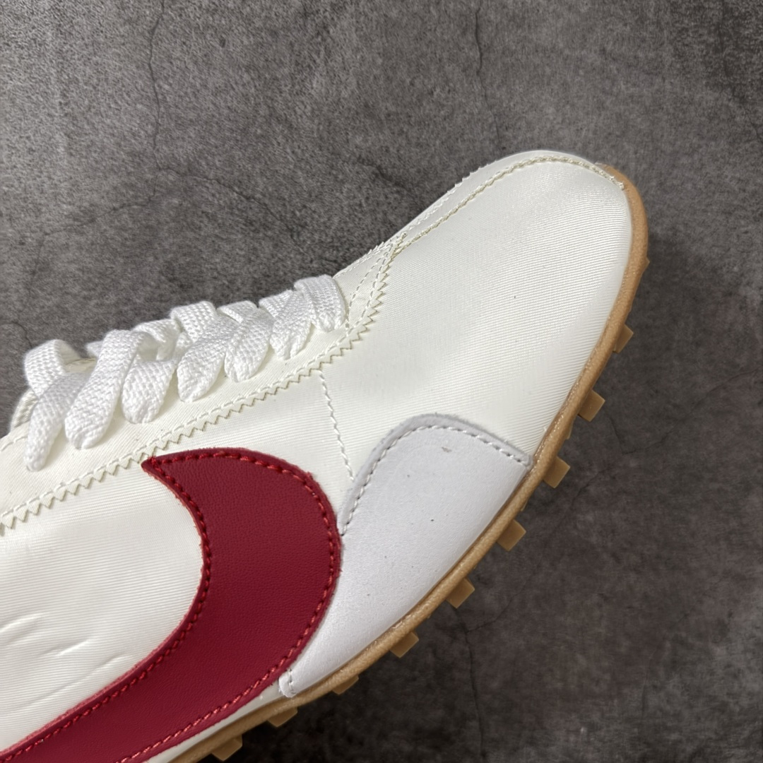 图片[6]-【神版】Nike Moon Shoe OG SP 舒适贴合 生活休闲鞋 精致的鞋型2符合当下的薄底鞋审美，鞋舌、鞋垫和外底位置加入了Jacquemus标识，辨识度在线。 货号：II0407-100 尺码：35 36 36.5 37 38 38.5 39 40 40.5 41 42 42.5 43 44 45 46-选品中心