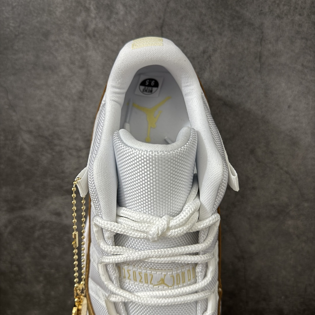 图片[8]-【外贸纯原】 Air Jordan 11 Low \”Metallic Gold\” AJ11 乔11白金 母亲节AH7860-102 专业AJ外贸大厂出品 纯原质感 进口头层皮料 中底拉帮线 整体清洁度等各方面细节完全一键转发碾压市面诸多嘴炮\”纯原\” 升级原楦原纸版数据开发版型 采用漆皮镀膜牛培革组合耐磨防刮牛津布鞋面材质 搭载原厂碳纤维缓震中底 还原ZP细节 原厂流水成型工艺 厂级拉帮注胶效果 尺码： 40 40.5 41 42 42.5 43 44 45 46 47.5-选品中心